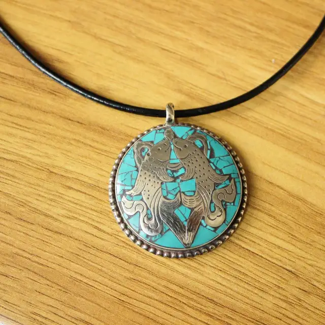 Collier pendentif rond tibétain double poisson, pierre turquoise, 8 signes de bon augure, 35mm, PN284 1