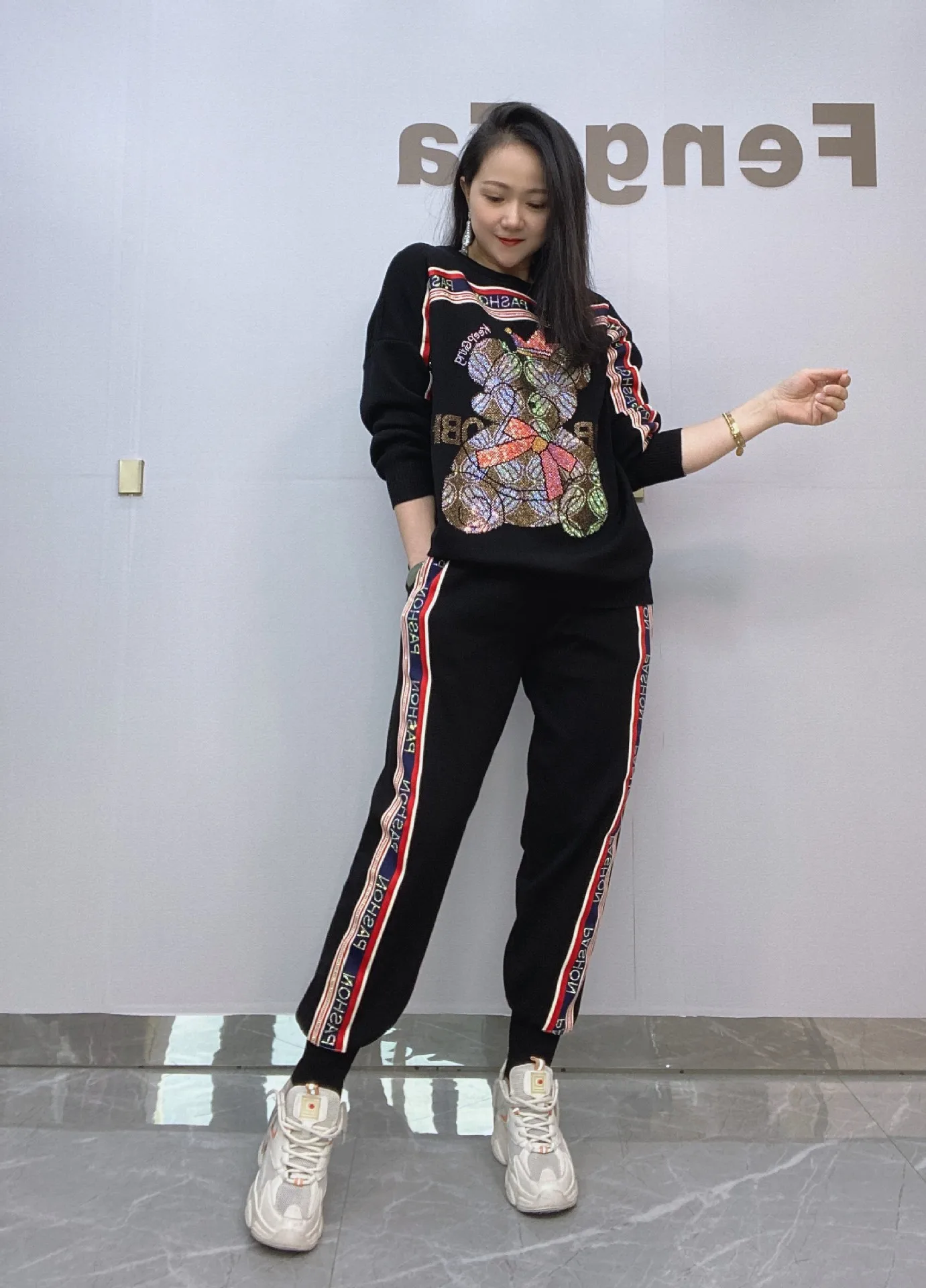 Fashion Cartoon Bear Diamonds 2 Piece Sets Womens Outfits Casual Side Stripe Sweater and Jogger Trousers костюм женский
Fashion Cartoon Bear Diamonds 2 Piece Sets Womens Outfits Casual Side Stripe Sweater and Jogger Trousers костюм женский