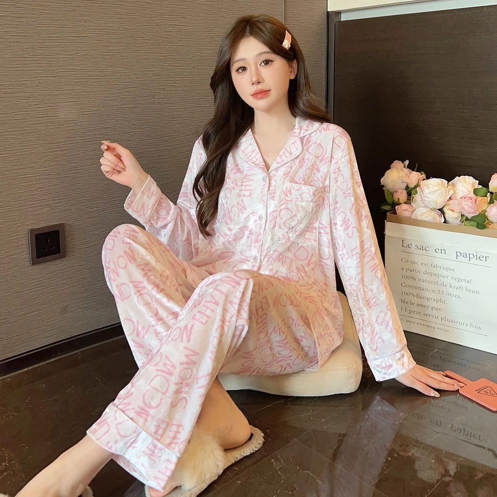 Women's Pajamas Set V Neck Design Luxury Gold Velvet Print Sleepwear Silk Like Home Clothes Large Size Nightwear Pijama
Women's Pajamas Set V Neck Design Luxury Gold Velvet Print Sleepwear Silk Like Home Clothes Large Size Nightwear Pijama