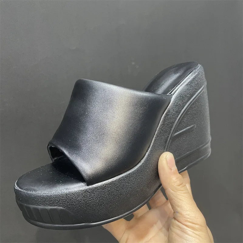 

2023 European and American Designer Brand Runway Slippers Women's Summer Slope Heel Thick Soled Mink Fur Round Head Sandals