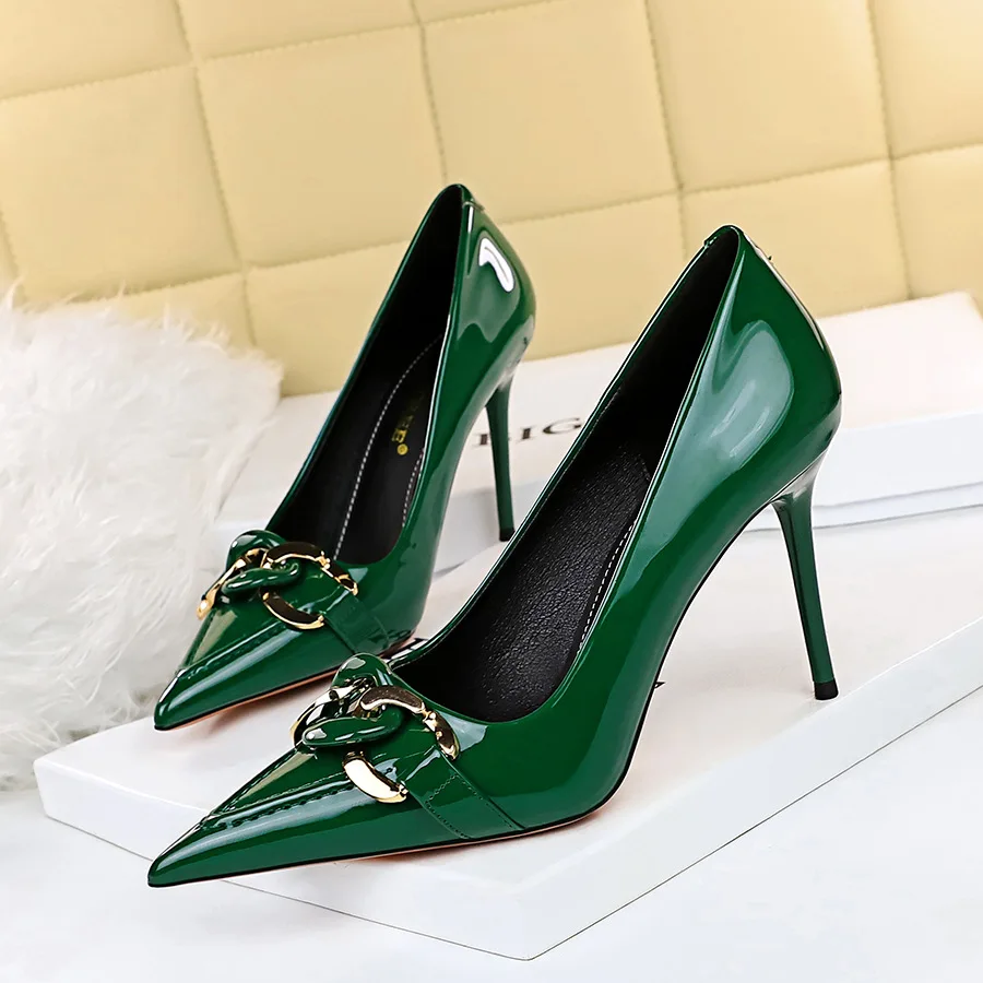 Fashionable High Heels for Women's Shoes Thin Heels Patent Leather Shallow Mouth Pointed High Heels Metal Buckle Single Shoes
Fashionable High Heels for Women's Shoes Thin Heels Patent Leather Shallow Mouth Pointed High Heels Metal Buckle Single Shoes