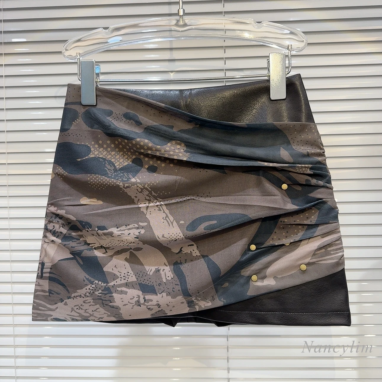 2024 Spring Woman's Mini Skirt New American Retro Camouflage Mesh Stitching PU Leather Rivet Hip Skirt Leather Skirts Woman
2024 Spring Woman's Mini Skirt New American Retro Camouflage Mesh Stitching PU Leather Rivet Hip Skirt Leather Skirts Woman