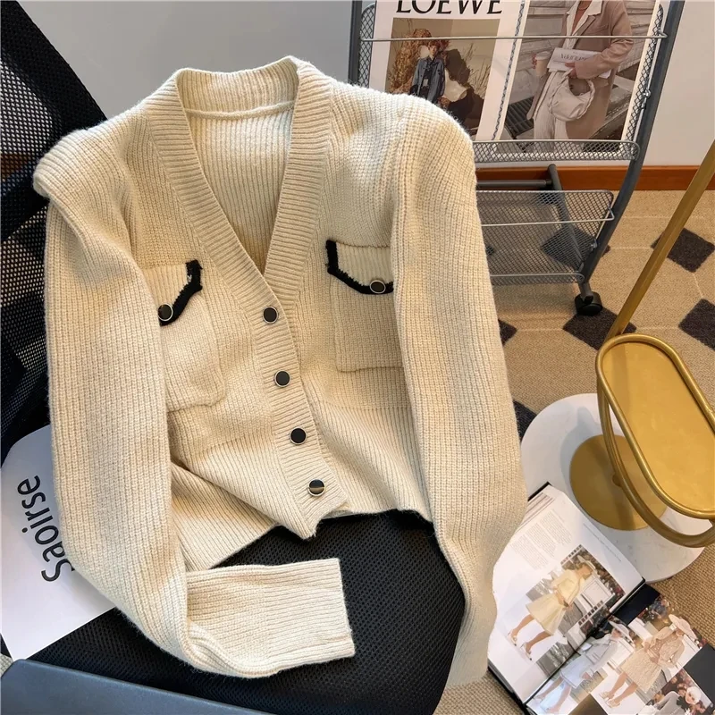Fragrant Shoulder Pad Knitted Coat Women's Autumn French Temperament V-Neck Sweater
Fragrant Shoulder Pad Knitted Coat Women's Autumn French Temperament V-Neck Sweater