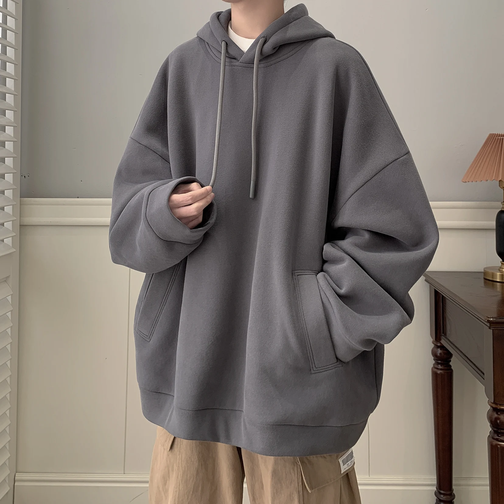 Мужская однотонная толстовка с капюшоном и боковым карманом
Мужская однотонная толстовка с капюшоном и боковым карманом