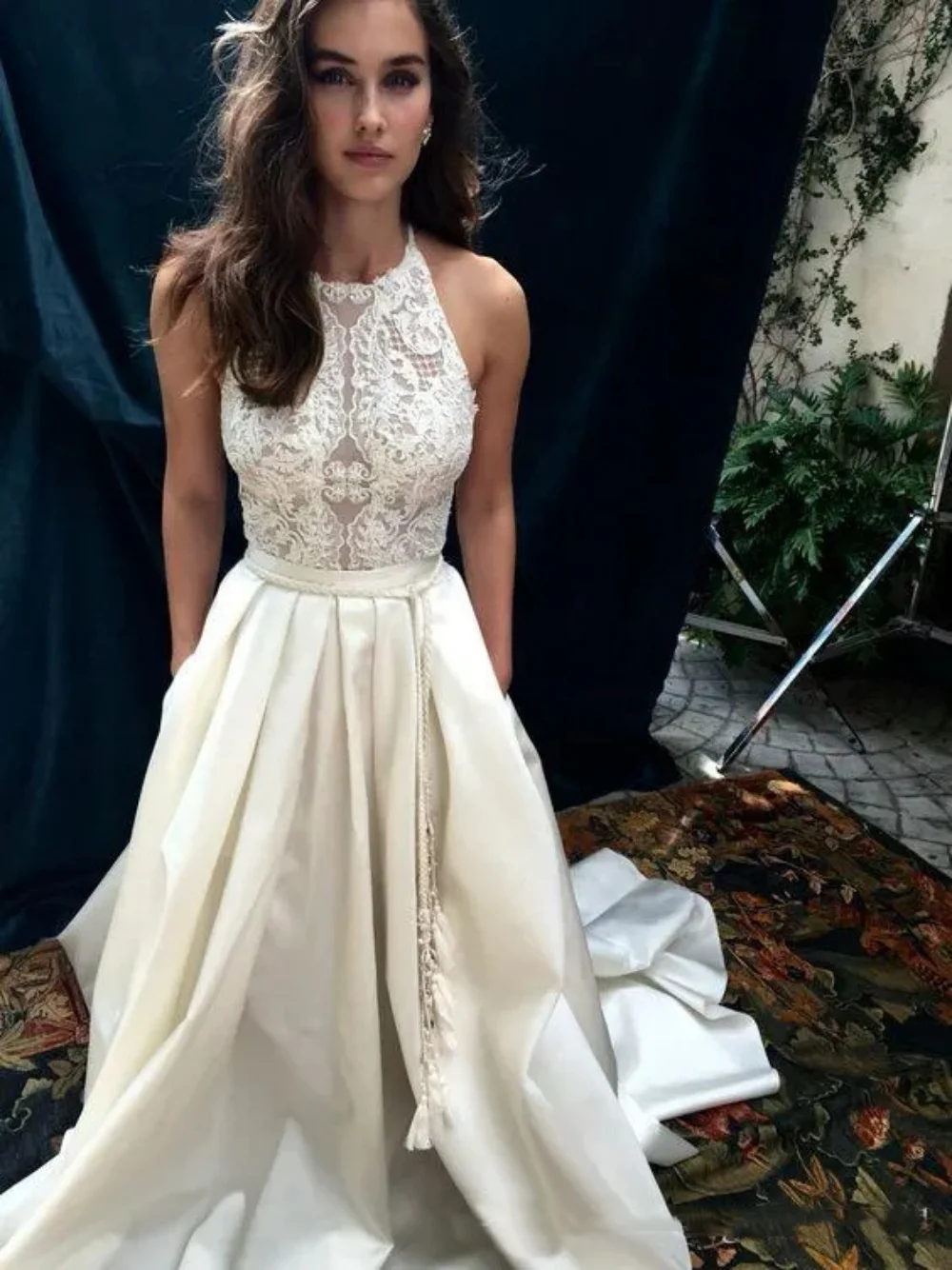 Women Wedding Dress O-Neck Sleeveless Lace Appliques Boho Bridal Gown Custom Lace-Up Or Zipper Satin A-Line Formal Evening Dress
Women Wedding Dress O-Neck Sleeveless Lace Appliques Boho Bridal Gown Custom Lace-Up Or Zipper Satin A-Line Formal Evening Dress