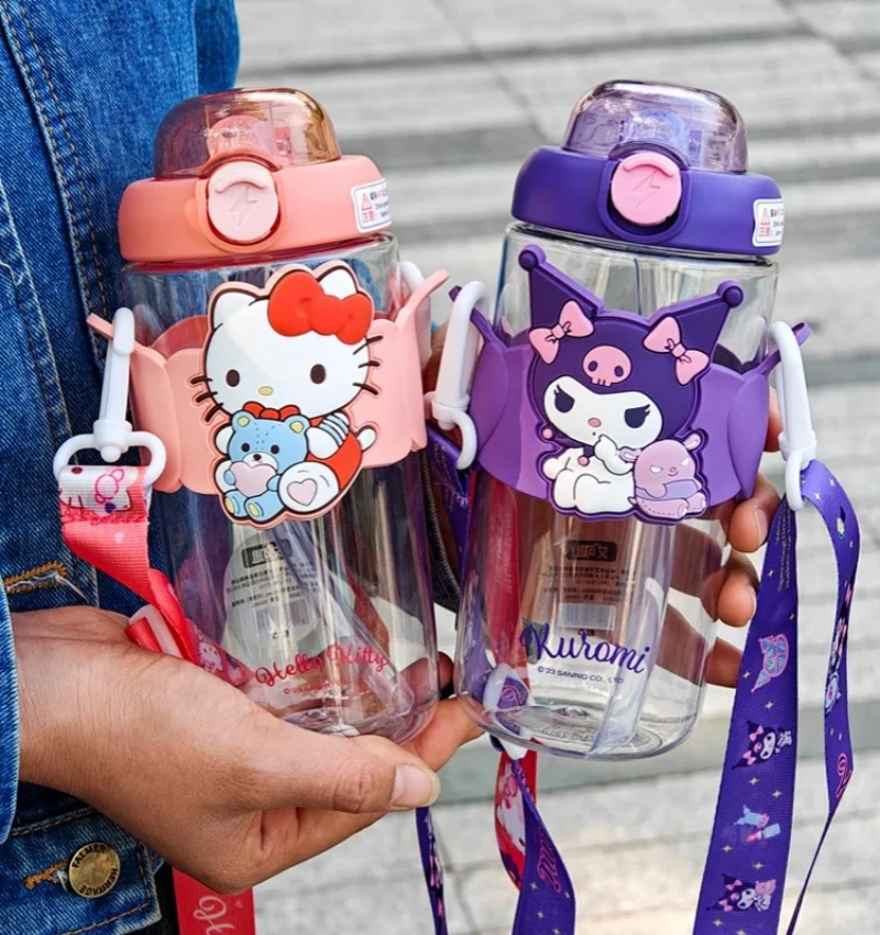 650ML Sanrio Kuromi Portable Space Cup Plastic Water Bottle My Melody Summer New Kawaii Girl Heart with Sippy for Students Gift
650ML Sanrio Kuromi Portable Space Cup Plastic Water Bottle My Melody Summer New Kawaii Girl Heart with Sippy for Students Gift