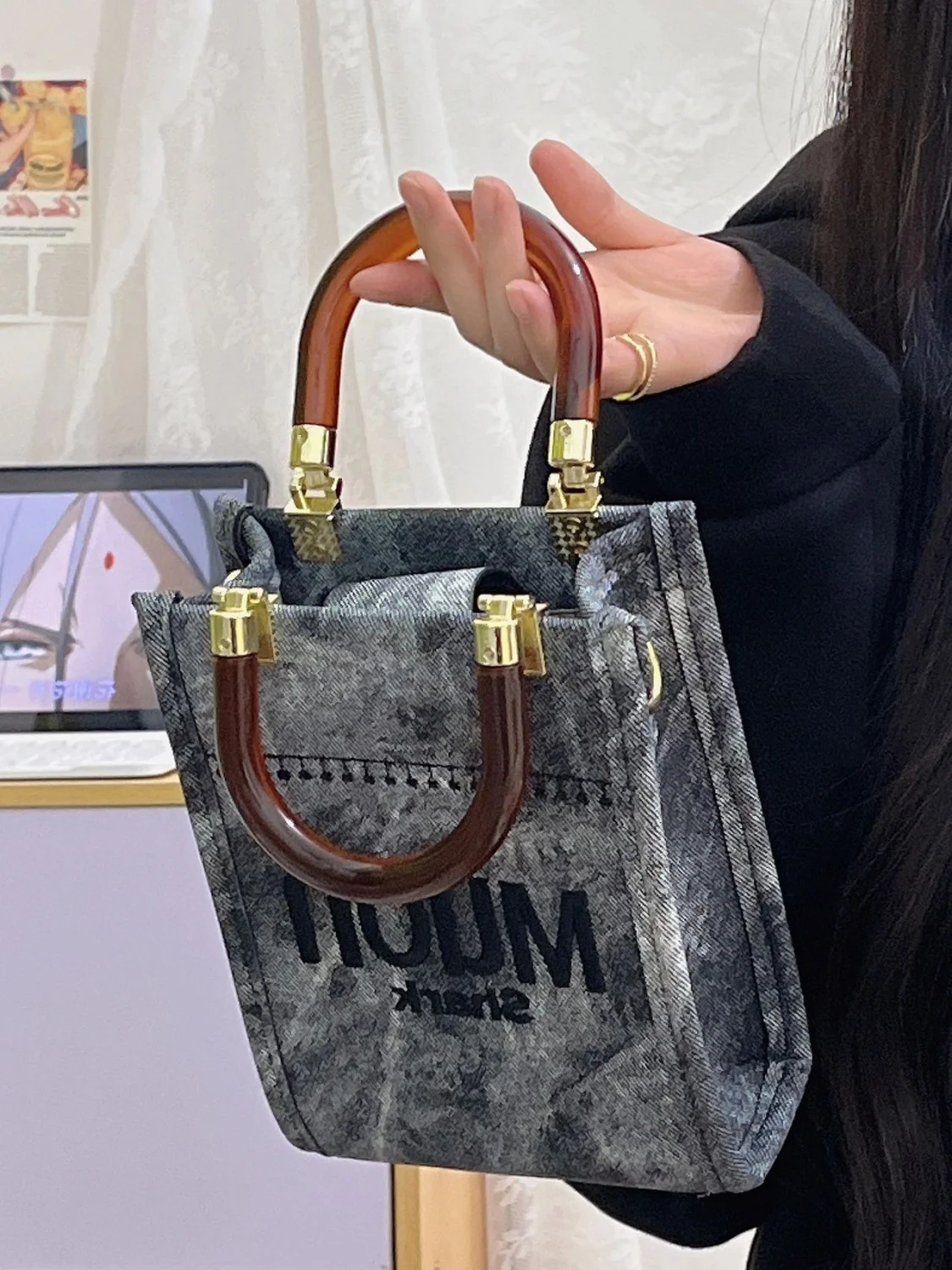High end and niche design for handheld women's bags 2024 new fashionable and versatile single shoulder diagonal cross bag
High end and niche design for handheld women's bags 2024 new fashionable and versatile single shoulder diagonal cross bag