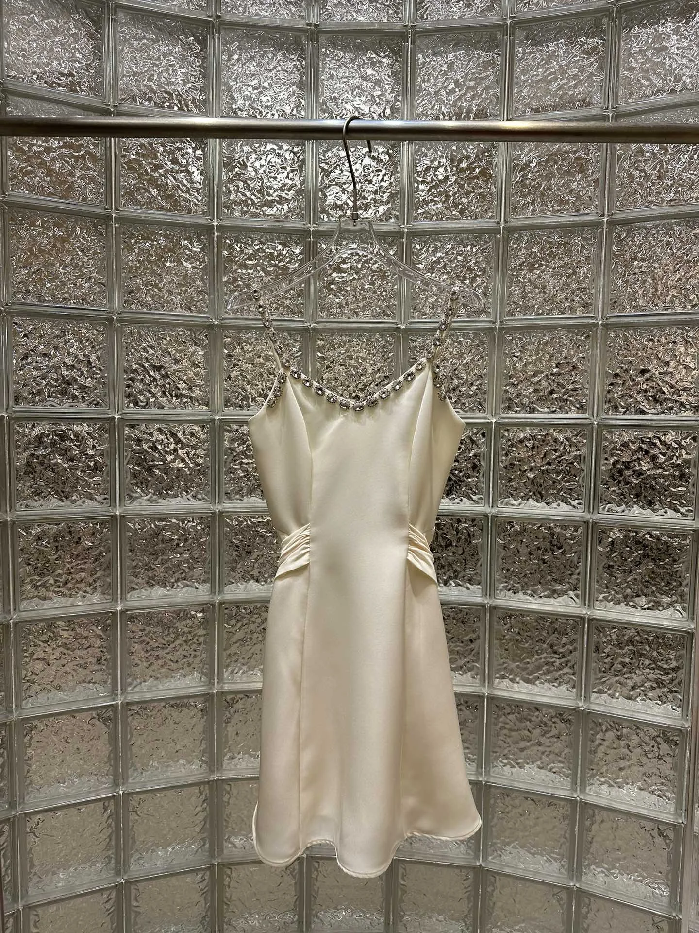 The delicate, silky of the new satin fabric for spring and summer presents a stunning beauty and harmony
The delicate, silky of the new satin fabric for spring and summer presents a stunning beauty and harmony