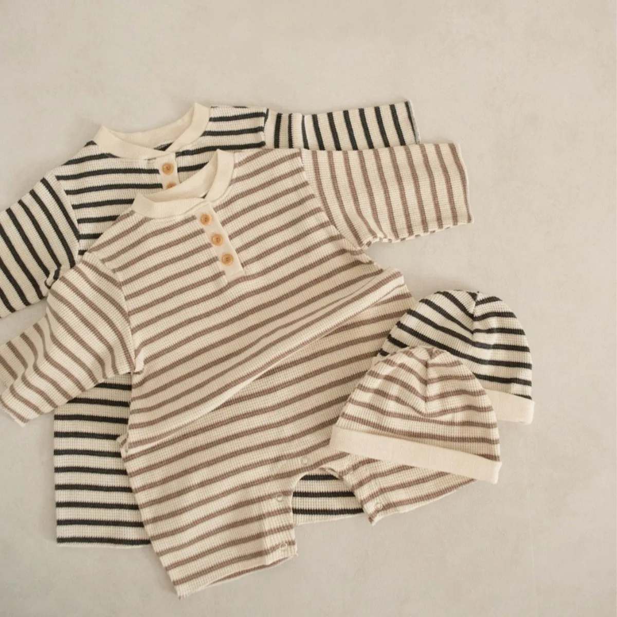 2024 Spring Autumn Newborn Baby Striped Waffle Romper + Cap 2pcs Boy Girl Infant Cotton Casual Jumpsuit Set Kid Loose One-piece
2024 Spring Autumn Newborn Baby Striped Waffle Romper + Cap 2pcs Boy Girl Infant Cotton Casual Jumpsuit Set Kid Loose One-piece