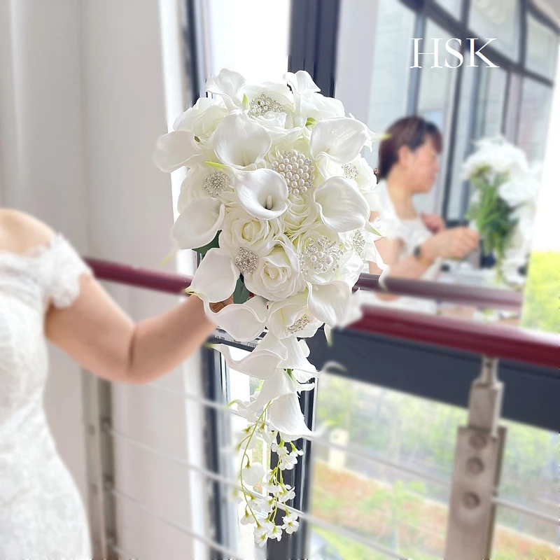 

novia wedding accessories Drop-shaped pearls, Lily of the valley, Calla Lilies, roses combined hand-held flowers