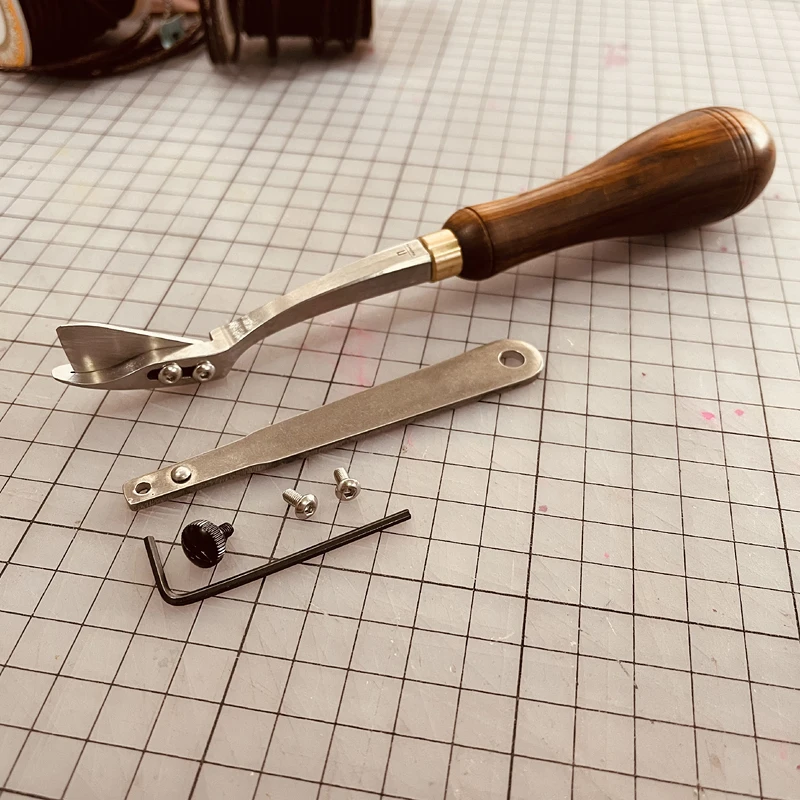 Professional Leather Craft Cutting Knife Handmade DIY Leather Making Tool Straight Knife Arc Knife Trimming Knife High Quality 
Professional Leather Craft Cutting Knife Handmade DIY Leather Making Tool Straight Knife Arc Knife Trimming Knife High Quality