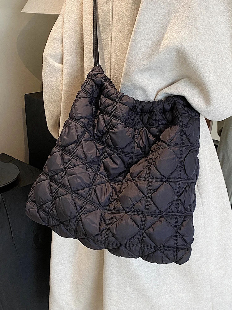 Stylish Commuter Shoulder Bag for Women with Large Capacity, 2023 New Autumn and Winter Pleated Puff Bag
Stylish Commuter Shoulder Bag for Women with Large Capacity, 2023 New Autumn and Winter Pleated Puff Bag