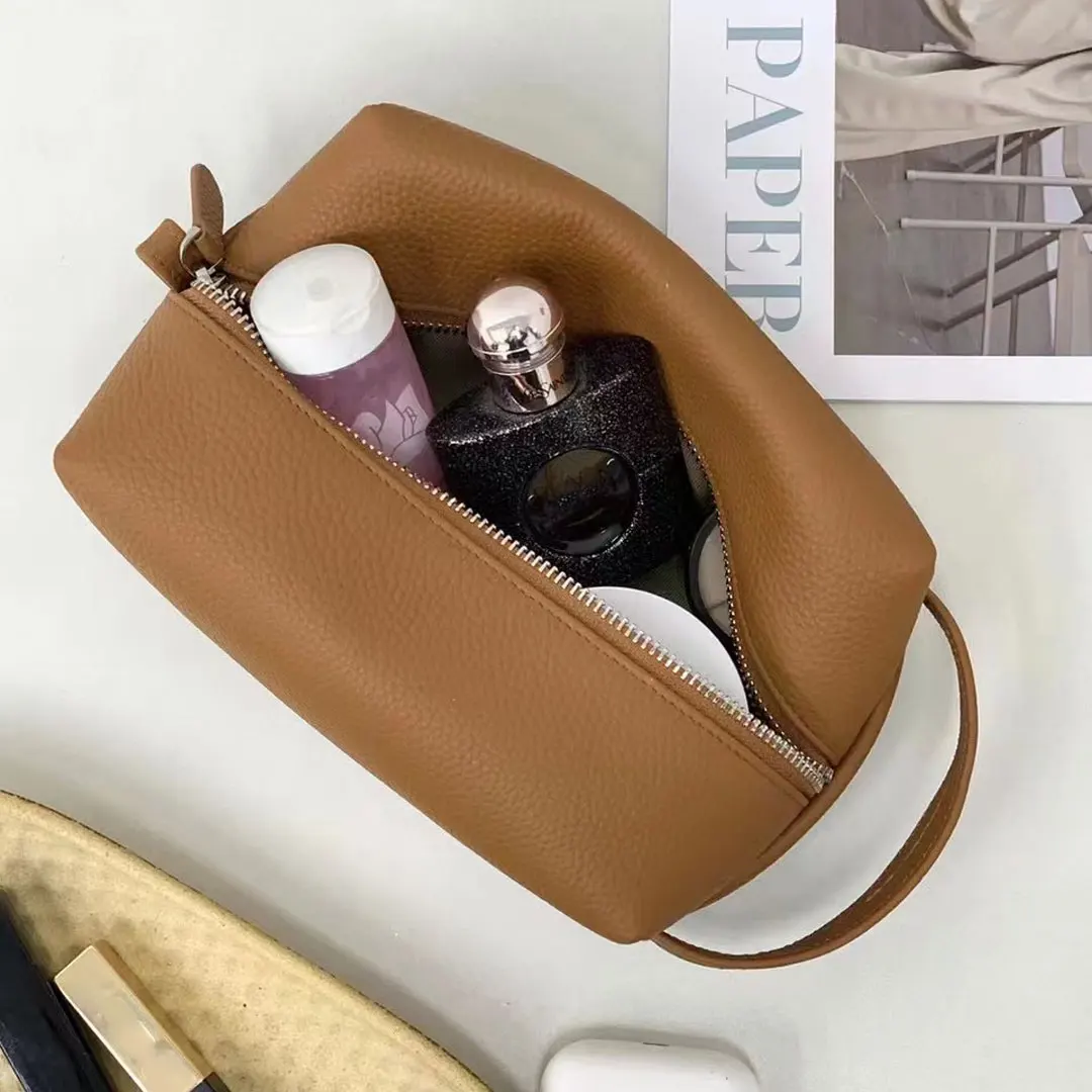 Customized Cow Leather High Quality Wash Bag Large Capacity Genuine Leather Travel Portable Cosmetic Bag For Women
Customized Cow Leather High Quality Wash Bag Large Capacity Genuine Leather Travel Portable Cosmetic Bag For Women