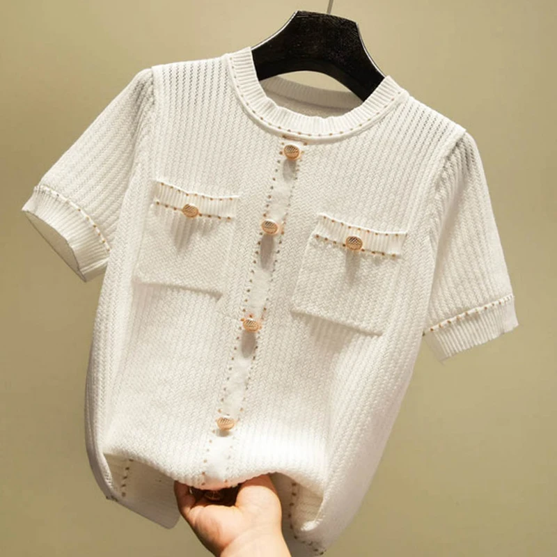 2023 Летняя Повседневная тонкая трикотажная футболка на пуговицах, женская футболка с вырезами, женские топы, футболки, женская футболка, женская одежда, белая
2023 Летняя Повседневная тонкая трикотажная футболка на пуговицах, женская футболка с вырезами, женские топы, футболки, женская футболка, женская одежда, белая