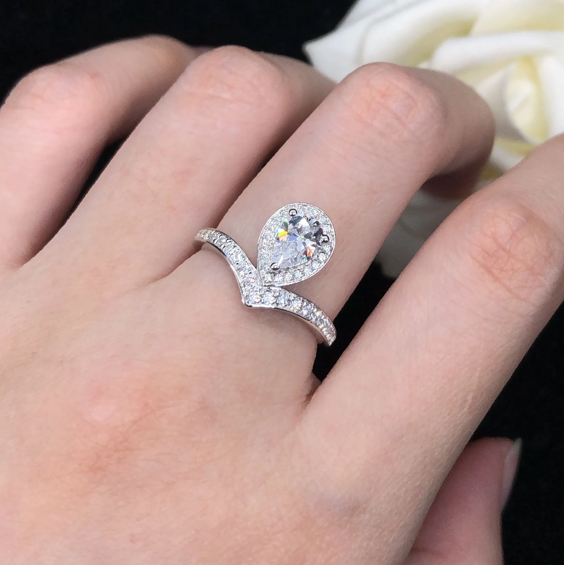 

Delicate Jewel 14K White Gold AU585 1Ct Pear Cut D Color VVS1 Moissanite Engagement Ring for Women Luxury Quality 050r
