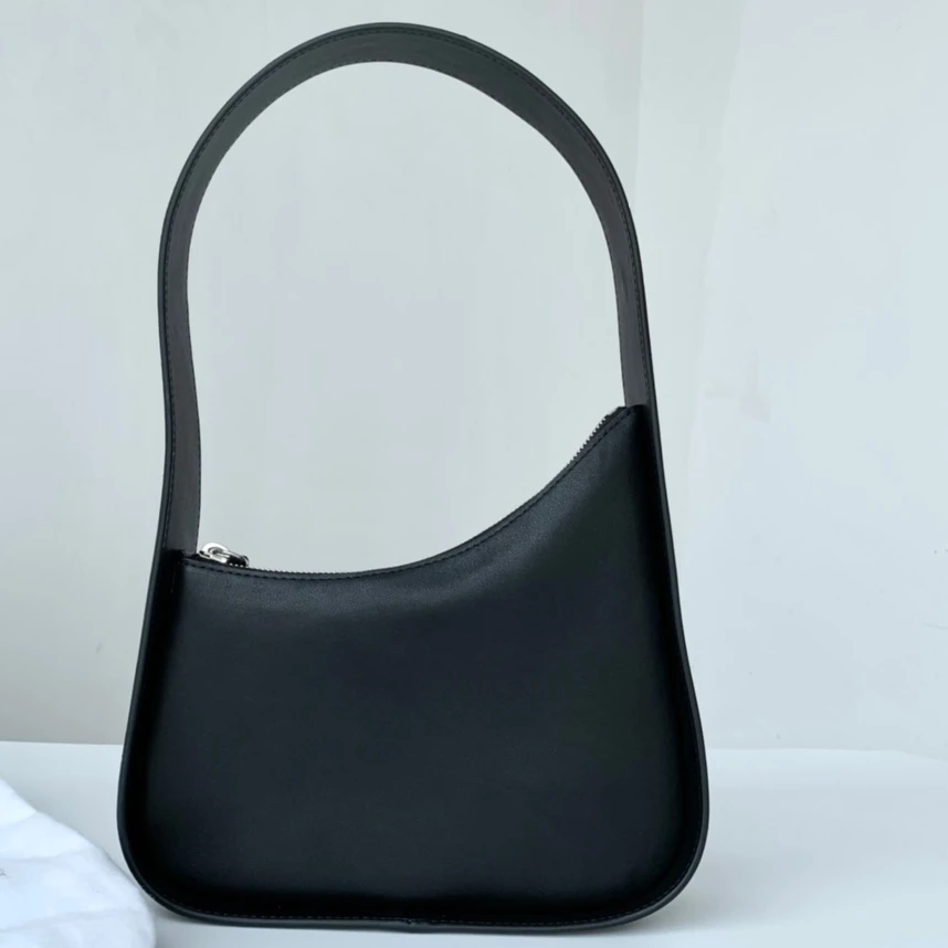 U-shaped Shoulder Straps Simple Generous Real Leather Moon-shaped Ladies Handbag Top Layer Cowhide Big Underarm Bag
U-shaped Shoulder Straps Simple Generous Real Leather Moon-shaped Ladies Handbag Top Layer Cowhide Big Underarm Bag
