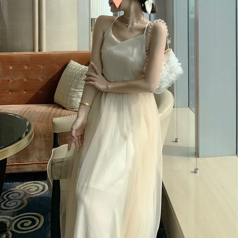 Hong Hu Female Formal Dress 2023 New Strap Backless Beach Holiday Wrapped Slim Dresses for Women 
Hong Hu Female Formal Dress 2023 New Strap Backless Beach Holiday Wrapped Slim Dresses for Women