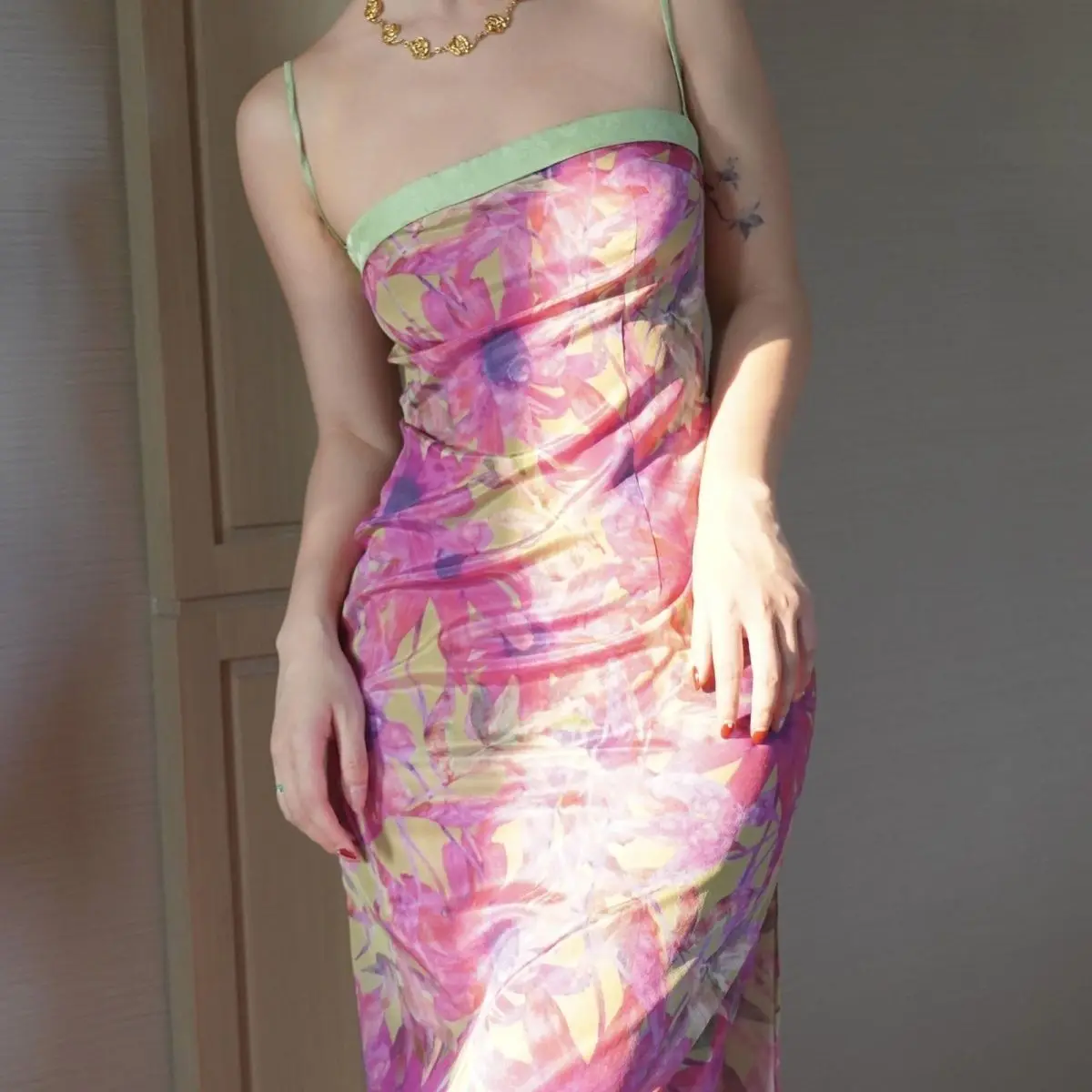 Summer New Chinese Style Silk Floral Patchwork Contrasting Colors Slim High Waist Dress For Women Sexy Buttocks Wrapped Skirt
Summer New Chinese Style Silk Floral Patchwork Contrasting Colors Slim High Waist Dress For Women Sexy Buttocks Wrapped Skirt