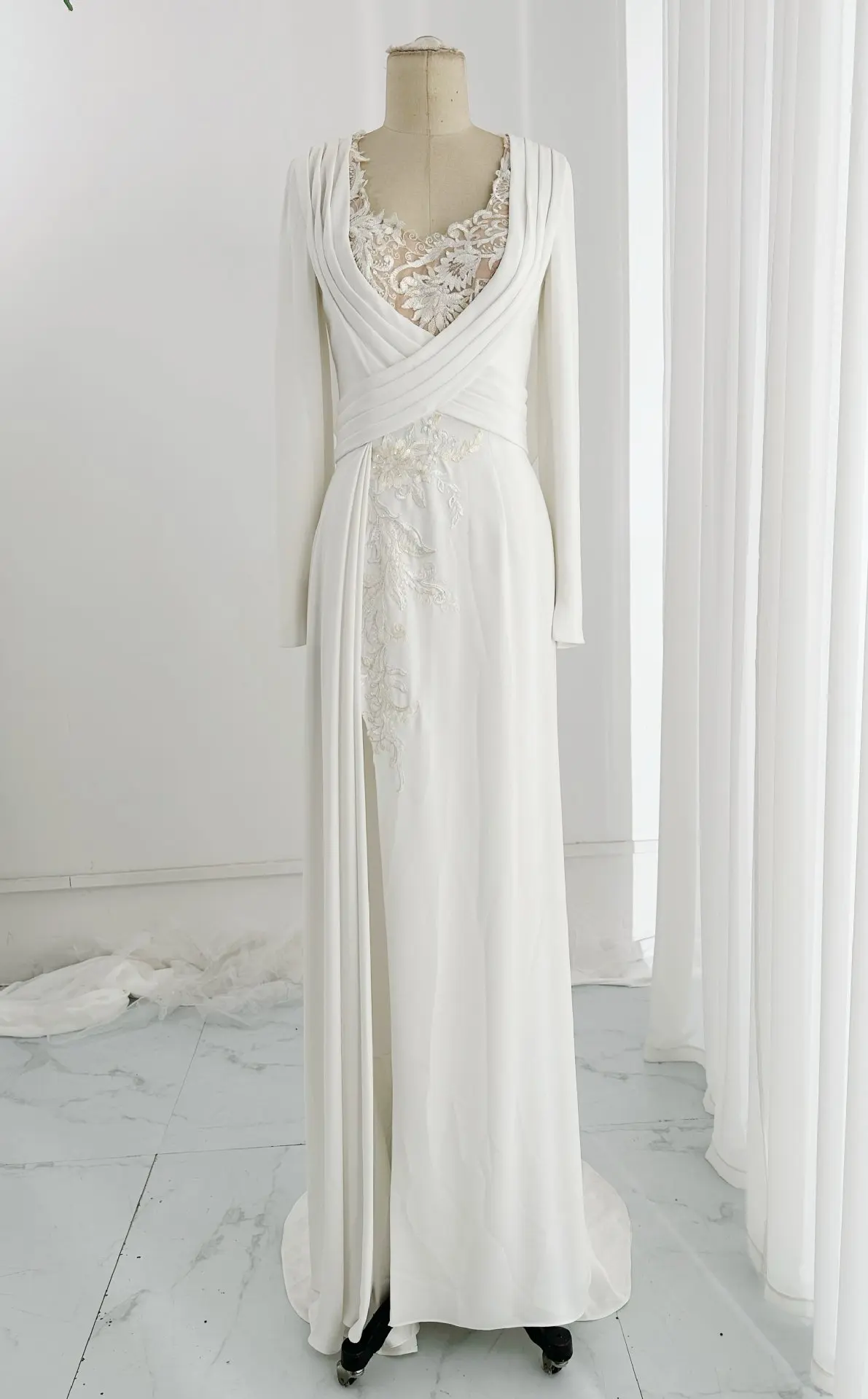 White Fashion Sexy Lace Lace V -Collar Long -Sleeved Host Banquet Evening Dress Skirt M2178
White Fashion Sexy Lace Lace V -Collar Long -Sleeved Host Banquet Evening Dress Skirt M2178