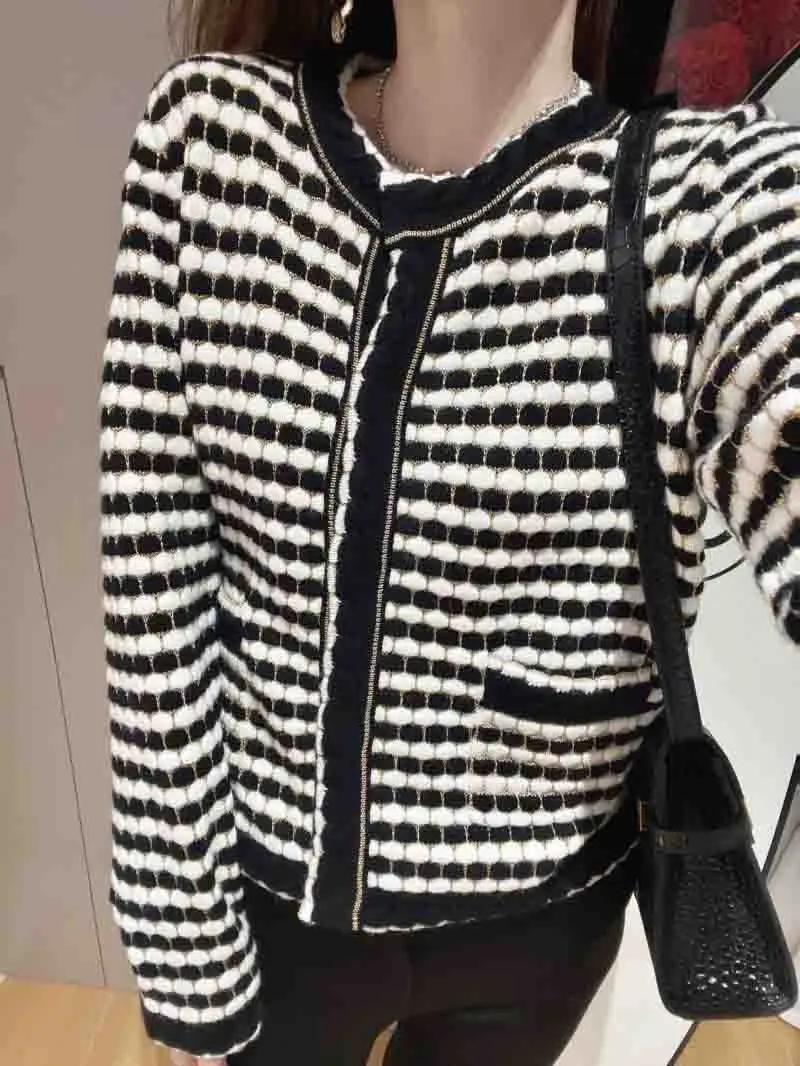 Elegant temperament women's cardigan, college style, loose fitting casual black and white striped wool sweater, worn alone
Elegant temperament women's cardigan, college style, loose fitting casual black and white striped wool sweater, worn alone