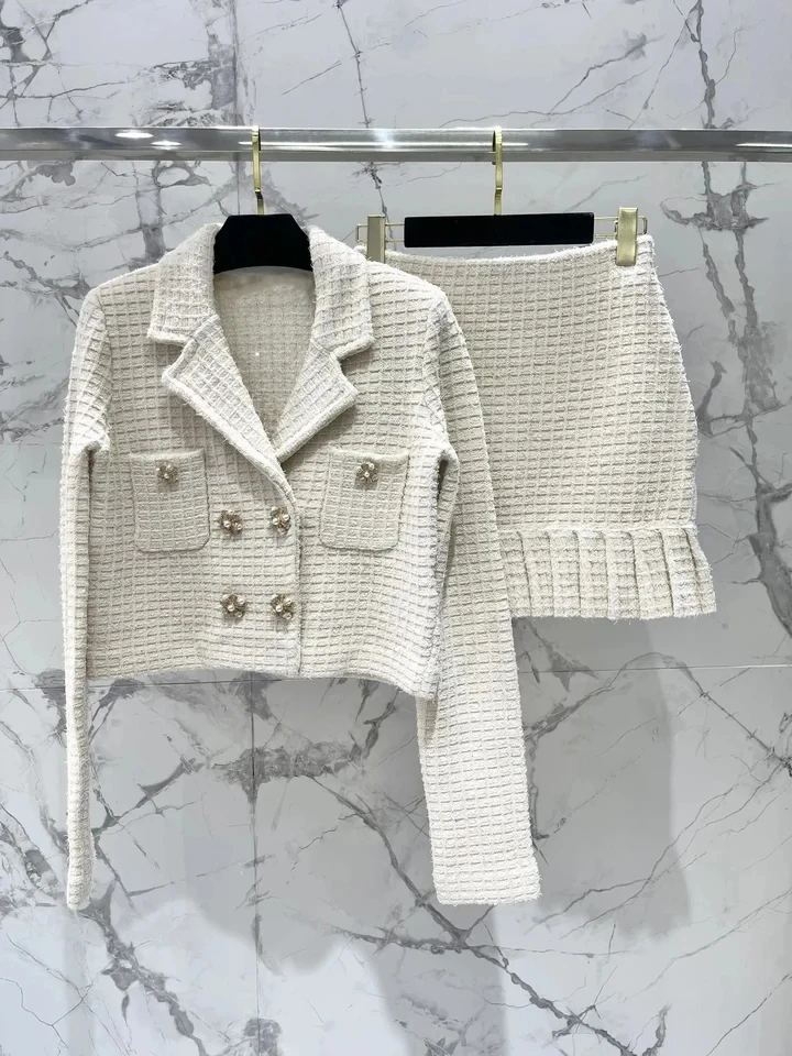2024 new women's fashion knitted crystal diamond buckle suit jacket + pleated skirt 2-piece set
2024 new women's fashion knitted crystal diamond buckle suit jacket + pleated skirt 2-piece set