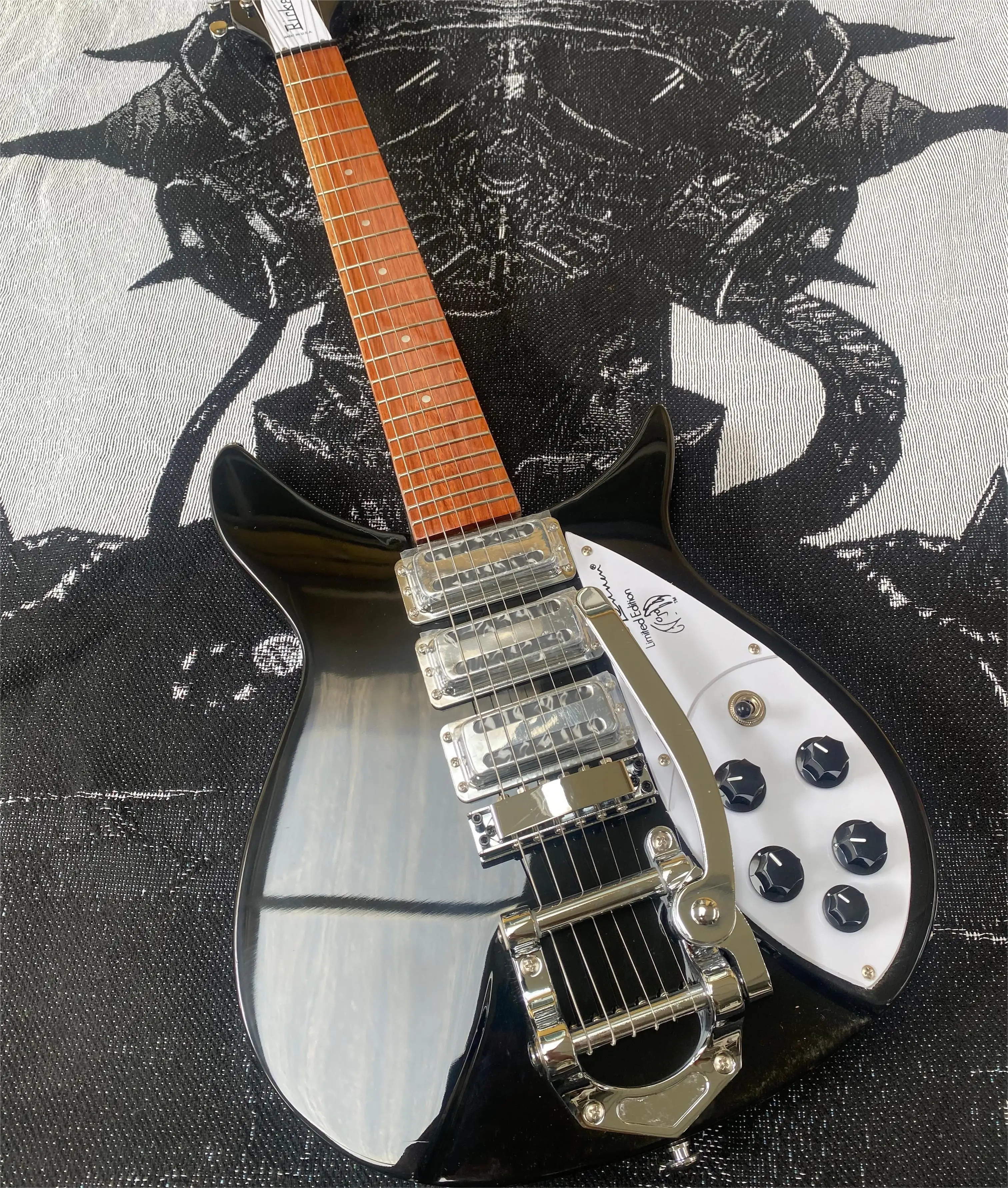 High quality electric guitar, 325 series, vibrato system, 3H pickup, integrated body, free shipping in stock
High quality electric guitar, 325 series, vibrato system, 3H pickup, integrated body, free shipping in stock