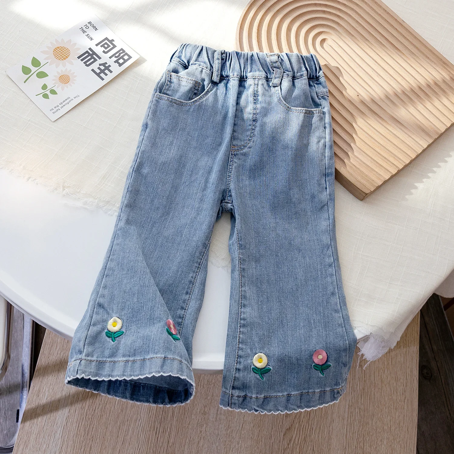 New 2024 Spring Autumn Girls Casual Jeans Bell Bottom Trousers Kids Fashion Flower Embroidery Denim Flare Pants Clothing
New 2024 Spring Autumn Girls Casual Jeans Bell Bottom Trousers Kids Fashion Flower Embroidery Denim Flare Pants Clothing