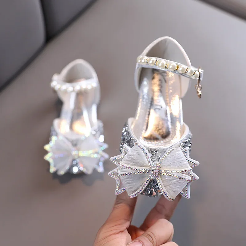

2024 Fashion Baby Girls Sandals Kids Butterfly Leather Shoes Wedding Party Performance Rhinestone Bling Pearls Beading Shoes