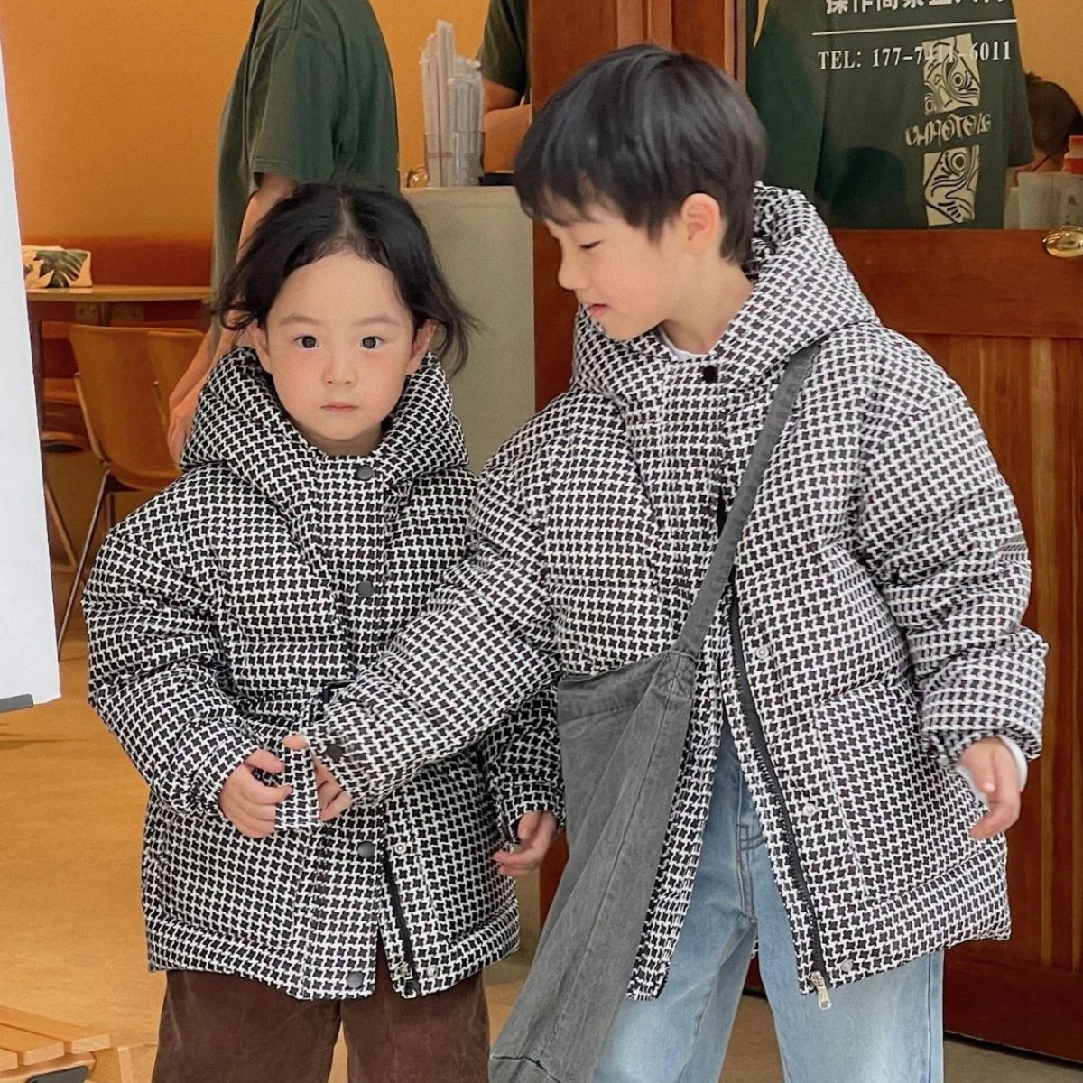 Fashion Children's Down Jacket Plaid Design Hooded Thicken Warm Down Jacket Winter Clothes for Girls and Boys
Fashion Children's Down Jacket Plaid Design Hooded Thicken Warm Down Jacket Winter Clothes for Girls and Boys