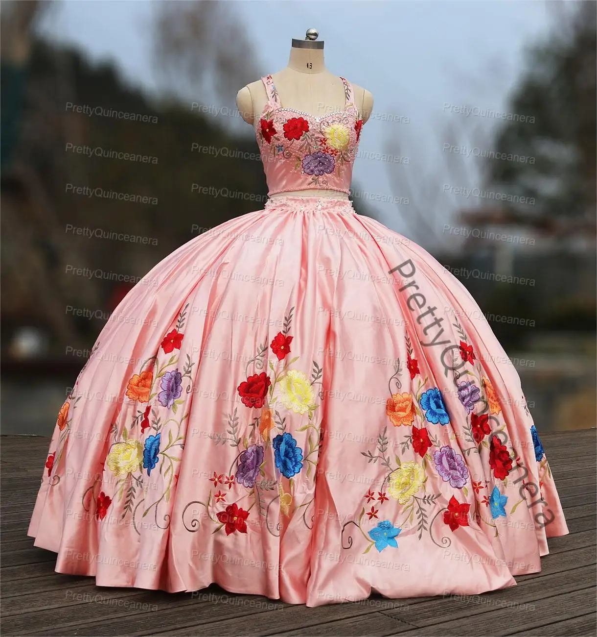Mexican Style Two Pieces Colorful Floral Embroidery Charro Quinceanera Dresses Floor Length Without Train Blush Ball Gowns
Mexican Style Two Pieces Colorful Floral Embroidery Charro Quinceanera Dresses Floor Length Without Train Blush Ball Gowns