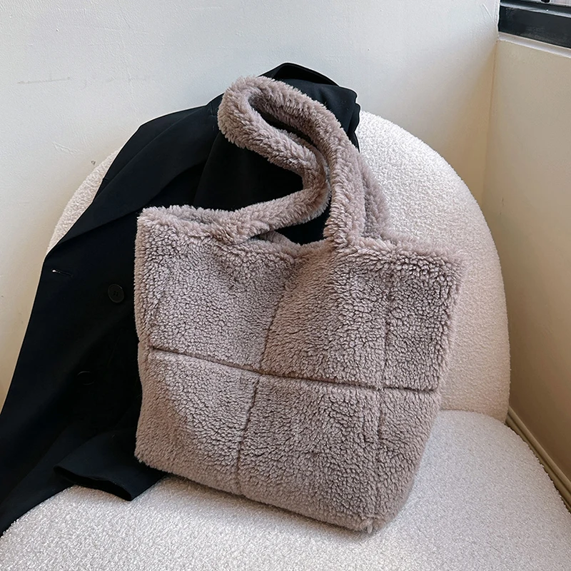 Large Capacity Women's Underarm Shoulder Bag Luxury Designer Faux Fur Handbag Winter Soft Comfort Casual Tote Bag Free Shipping
Large Capacity Women's Underarm Shoulder Bag Luxury Designer Faux Fur Handbag Winter Soft Comfort Casual Tote Bag Free Shipping