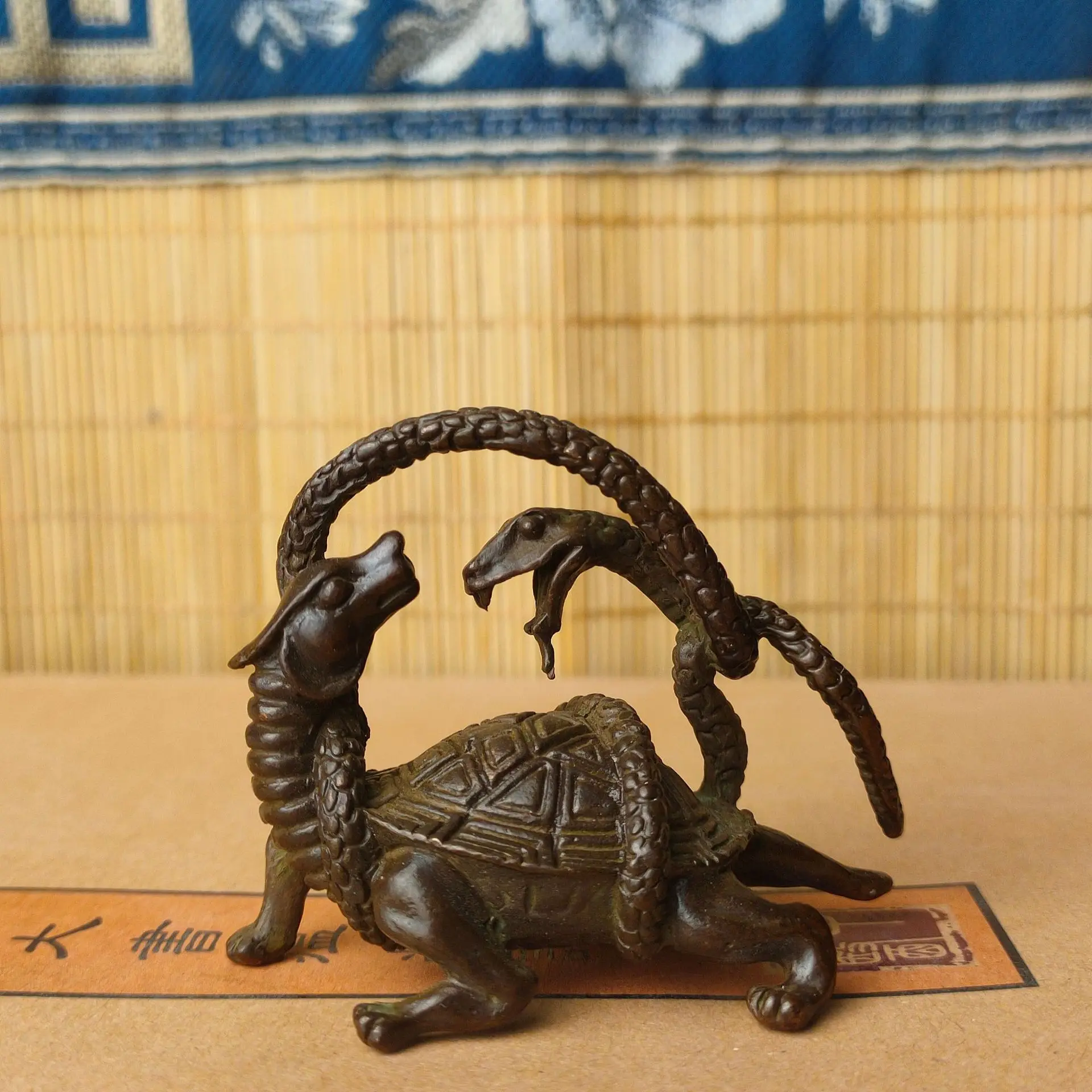 Медные украшения Xuanwu в стиле ретро, традиционная и игривая черепаха дракона и змея, чайное украшение с четырьмя дикими животными, настольное украшение
Медные украшения Xuanwu в стиле ретро, традиционная и игривая черепаха дракона и змея, чайное украшение с четырьмя дикими животными, настольное украшение