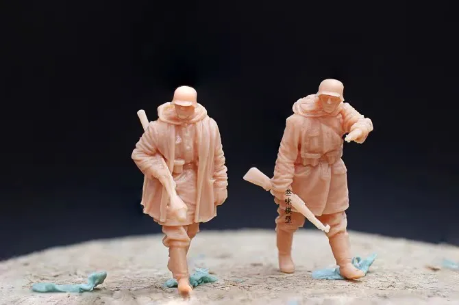 

miniature model 1/72 ww2 Germman marching soldiers in winter 2pcs/set