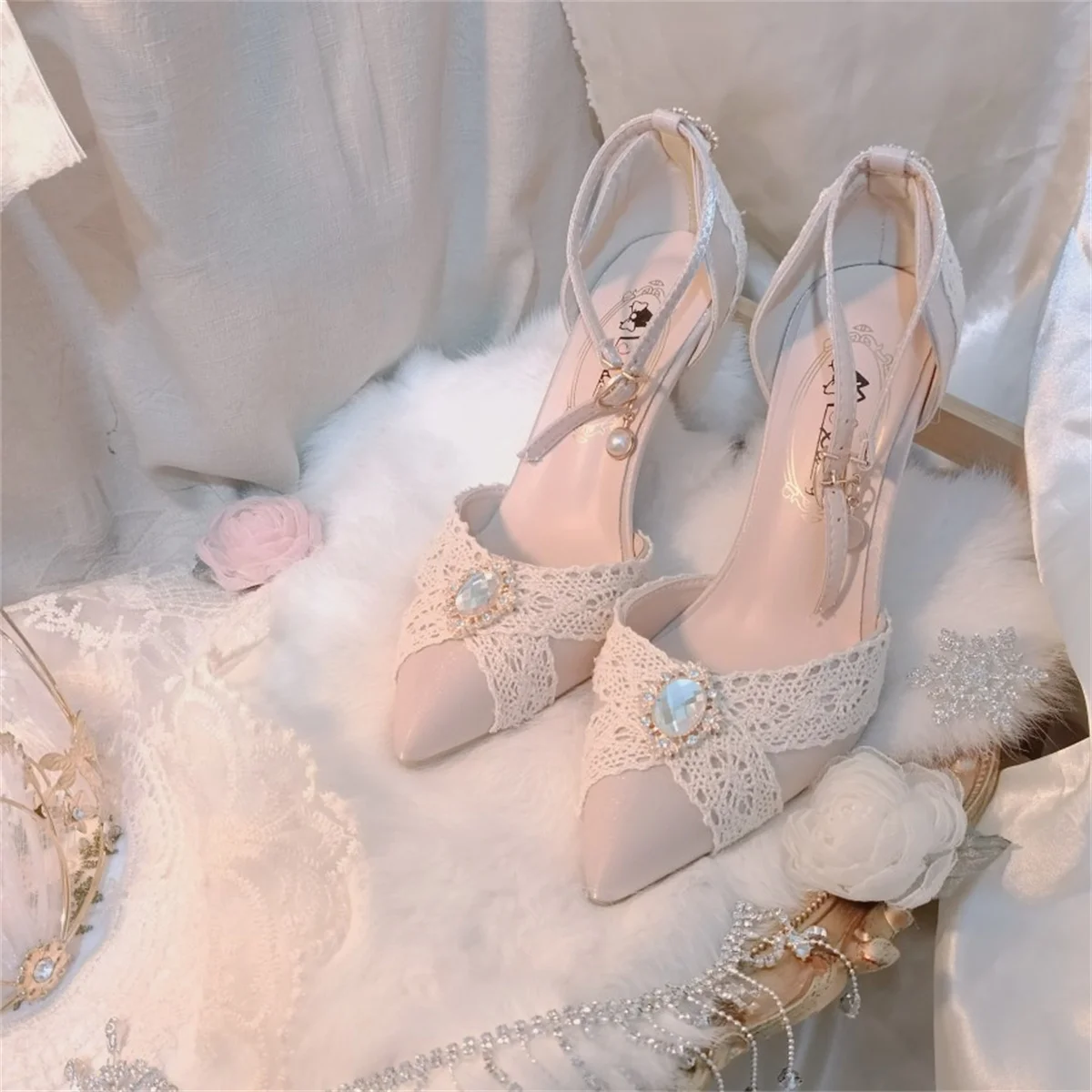 

Elegant French Retro Style Cosplay Lolita Shoes For Girls Tea Party Gorgeous Lace Pearl Gem 5-8cm Pointed High Heeled Shoes