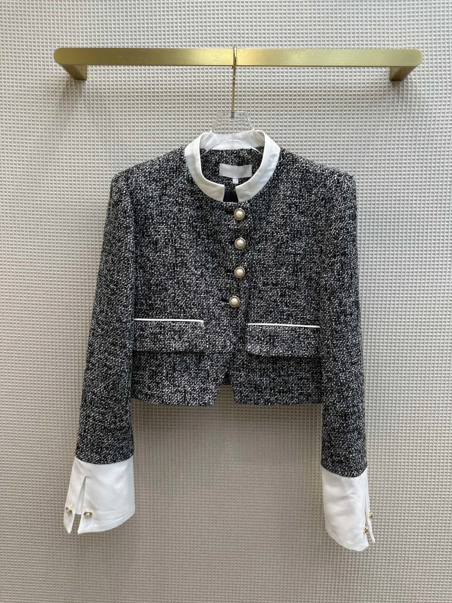 

Early autumn new, pearl button design collar coat. Embellished with pearl buttons, elegant upper body temperament