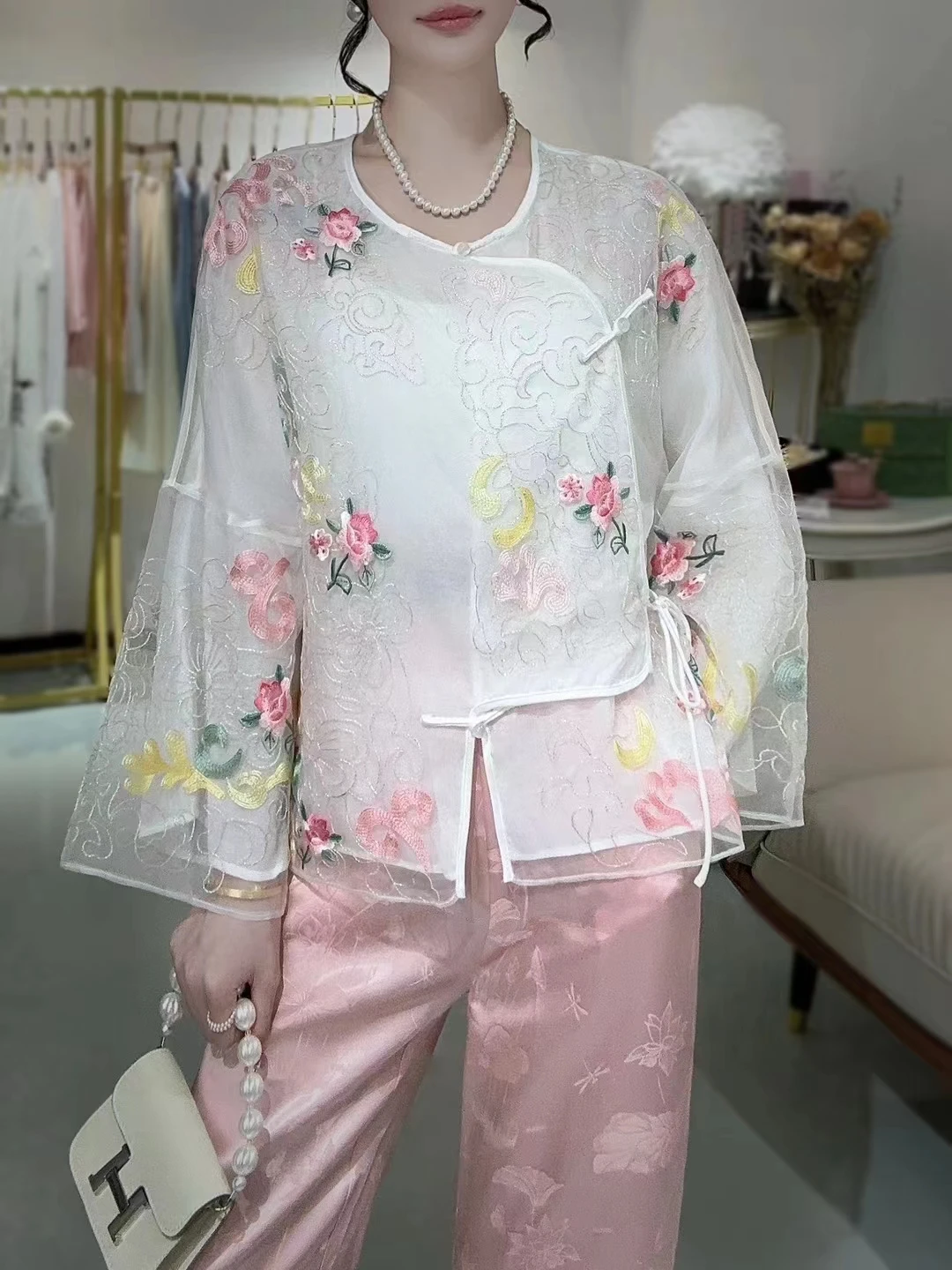 

Fashionable New China Style O-Neck Disk Flower Embroidered Silk Organza Asymmetric Button Design Top for Women S-XXL