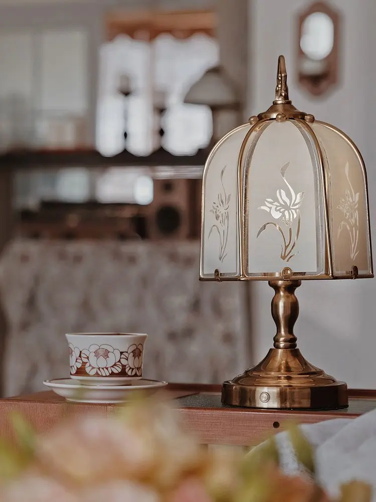 Table lamp national wind charging vintage advanced retro cream glass atmosphere mobile bedside
Table lamp national wind charging vintage advanced retro cream glass atmosphere mobile bedside