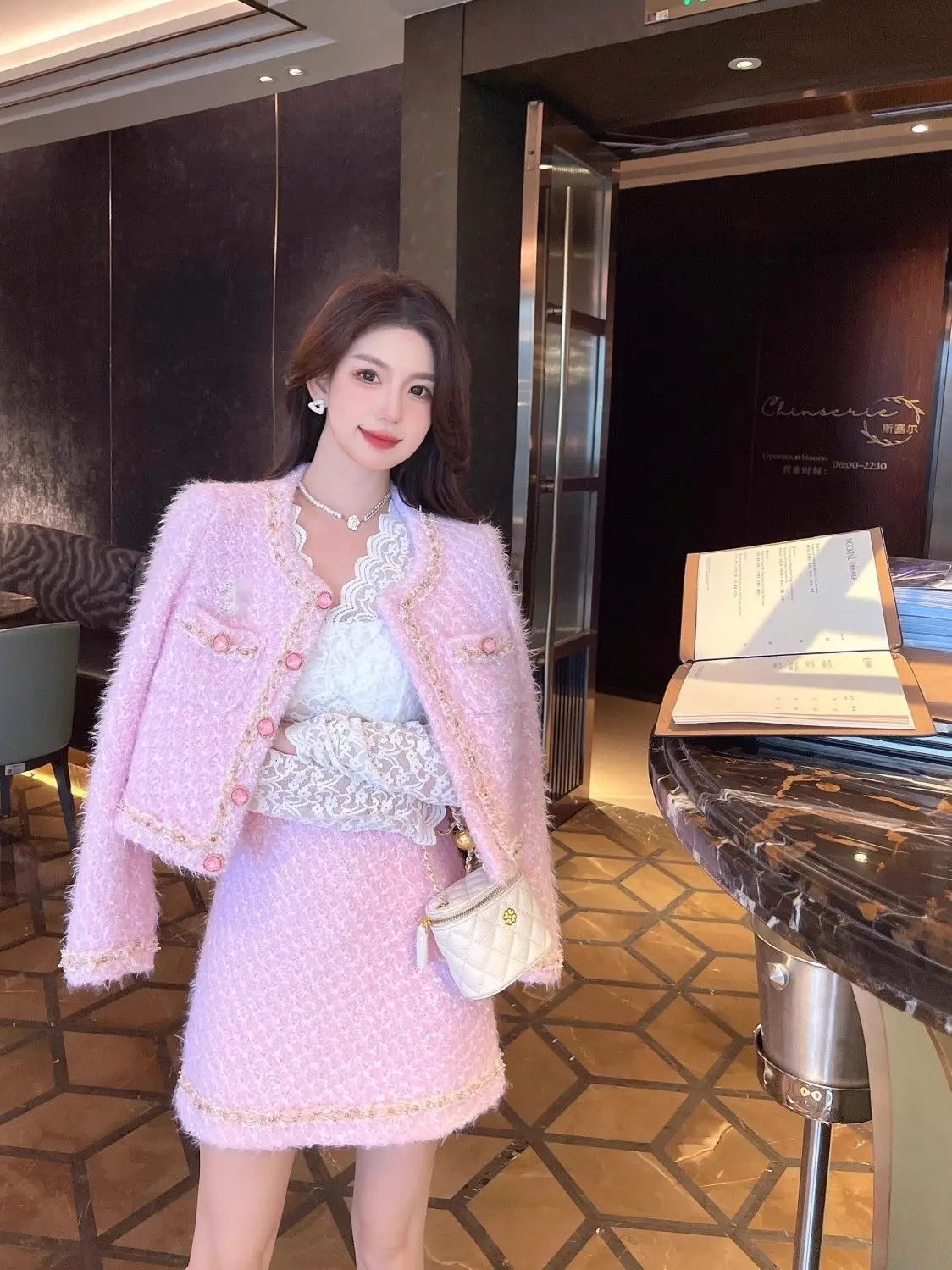 Elegant Autumn and Winter 2023 New Women's Suit Jacket Skirt Set Fashion Temperament High Sense Coat Short Skirt Two-piece Set
Elegant Autumn and Winter 2023 New Women's Suit Jacket Skirt Set Fashion Temperament High Sense Coat Short Skirt Two-piece Set