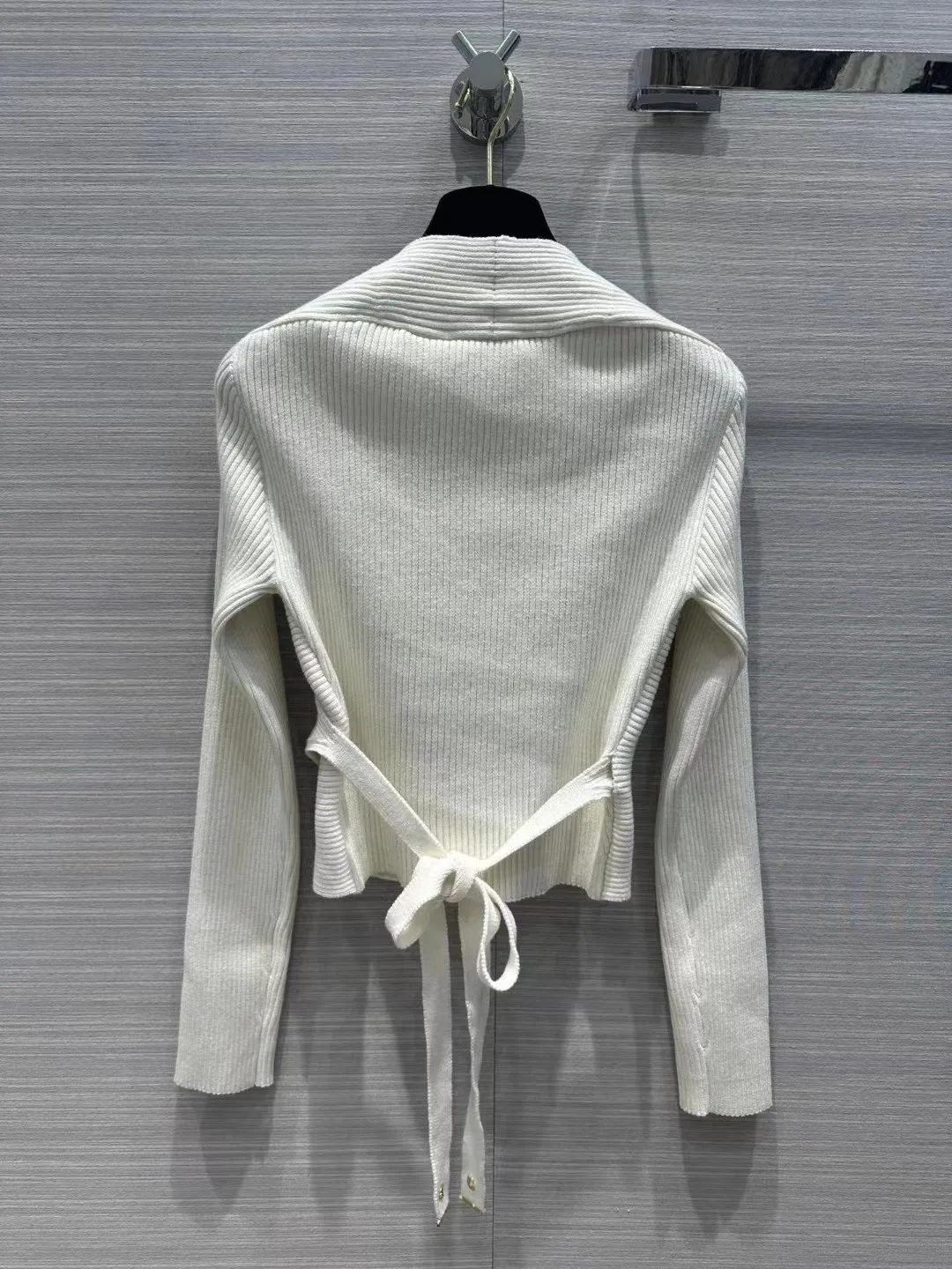 2023 Autumn and winter new fashion elegant temperament pit rib knitted wool lace embroidery decoration V-neck waist blouse
2023 Autumn and winter new fashion elegant temperament pit rib knitted wool lace embroidery decoration V-neck waist blouse