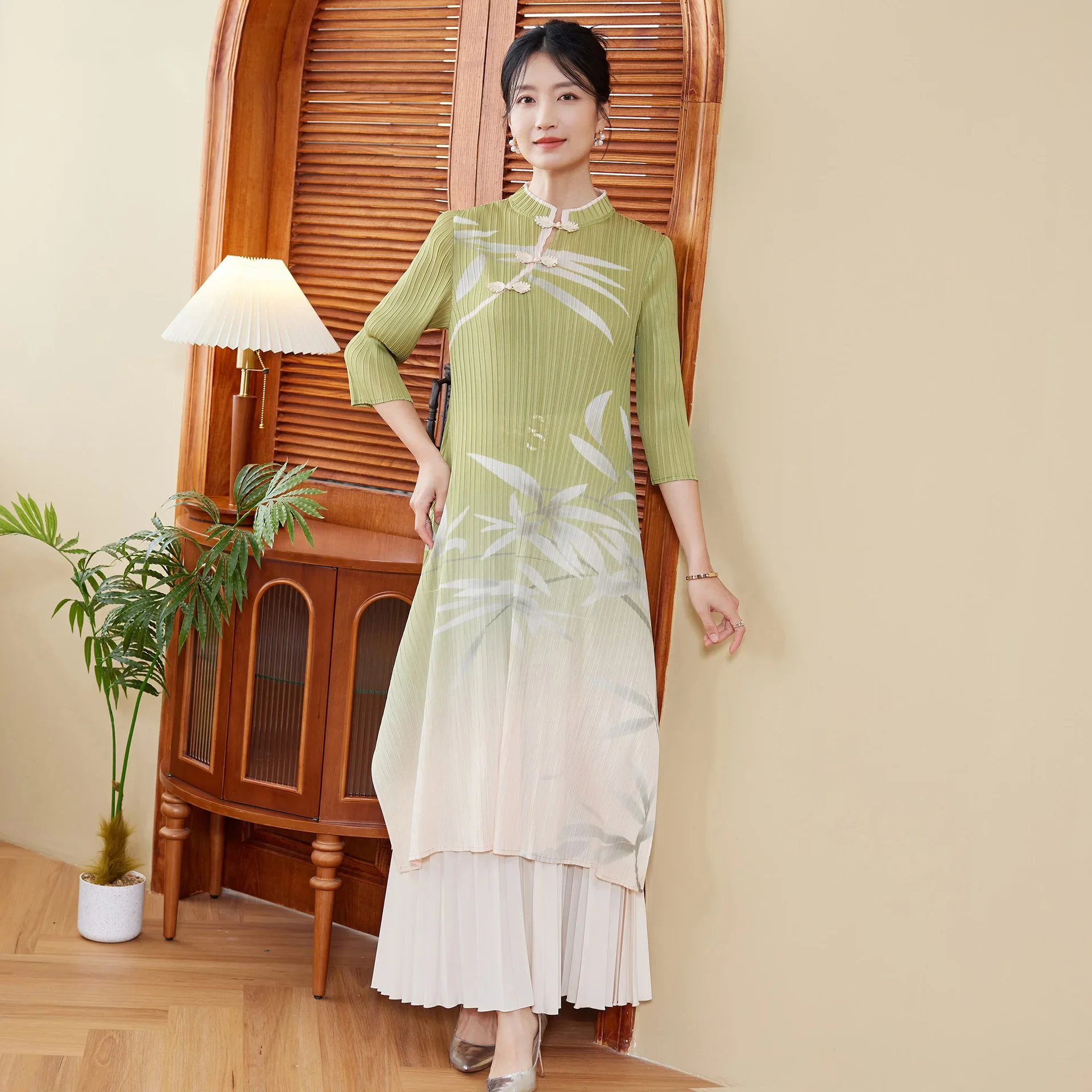 

Женское плиссированное платье Miyake, весеннее модное свободное элегантное платье миди большого размера с принтом и воротником-стойкой и короткими рукавами, 2024