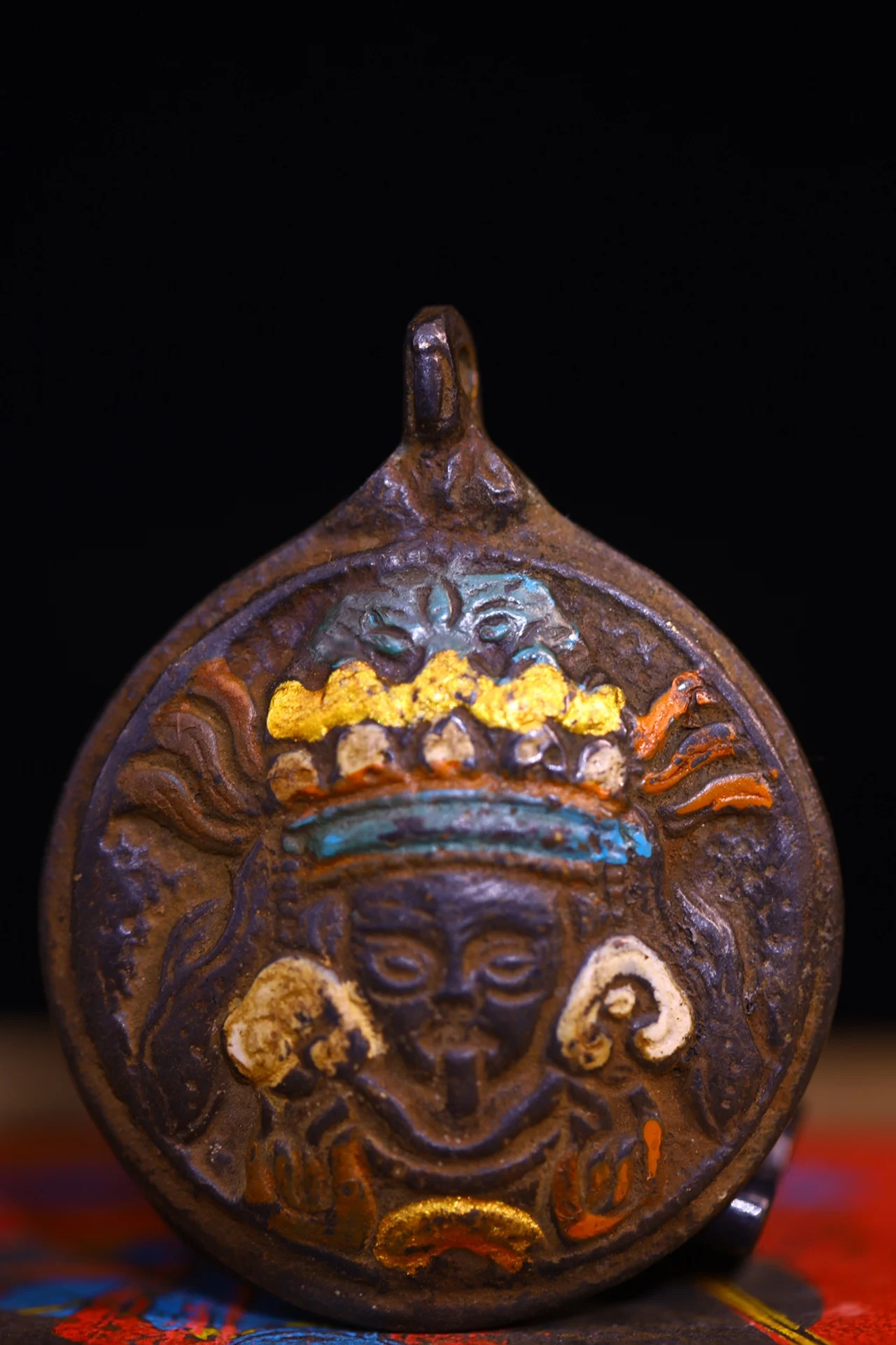 2"Tibet Temple Collection Old Bronze cinnabar Painted Zakiram Nine Palaces Eight Trigrams Buddha Plate Pendant Amulet Town house 
2"Tibet Temple Collection Old Bronze cinnabar Painted Zakiram Nine Palaces Eight Trigrams Buddha Plate Pendant Amulet Town house