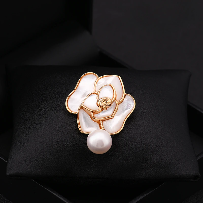 

Luxury Shell Flower Brooch Women's Neckline Corsage Suit Pin Coat Classic Style Elegant All-Match Camellia AccessoryJewelry 6036