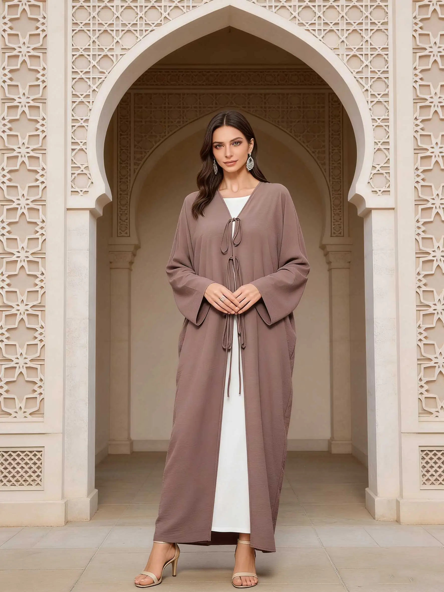 عباءة أنيقة بلون بني داكن بياقة على شكل V وربطة أمامية، فضفاضة مع أكمام انسيابية، قفطان مغربي للنساء المسلمات، جلابية رمضانية عباءة أنيقة بلون بني داكن بياقة على شكل V وربطة أمامية، فضفاضة مع أكمام انسيابية، قفطان مغربي للنساء المسلمات، جلابية رمضانية