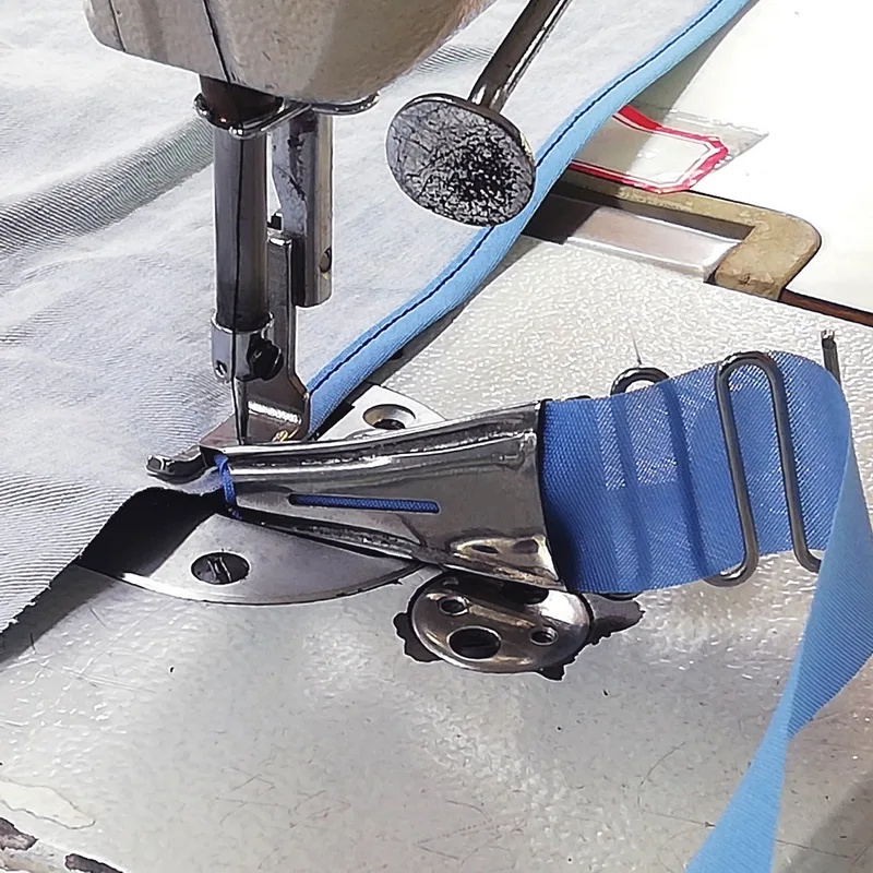 Легкая ткань с прямоугольным смещением, двойная Складная Обложка для краев JUKI Brohter JACK 1 рукоятка Lockstit, детали швейной машины хорошего качества
Легкая ткань с прямоугольным смещением, двойная Складная Обложка для краев JUKI Brohter JACK 1 рукоятка Lockstit, детали швейной машины хорошего качества