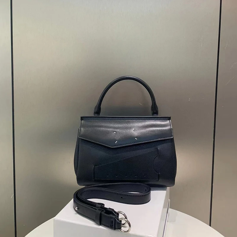 Brand Luxury Women's Handbag 2023 New Small Square Bag High-end Messenger Bag Portable Crossbody Fashion Large Capacity Flip Bag
Brand Luxury Women's Handbag 2023 New Small Square Bag High-end Messenger Bag Portable Crossbody Fashion Large Capacity Flip Bag