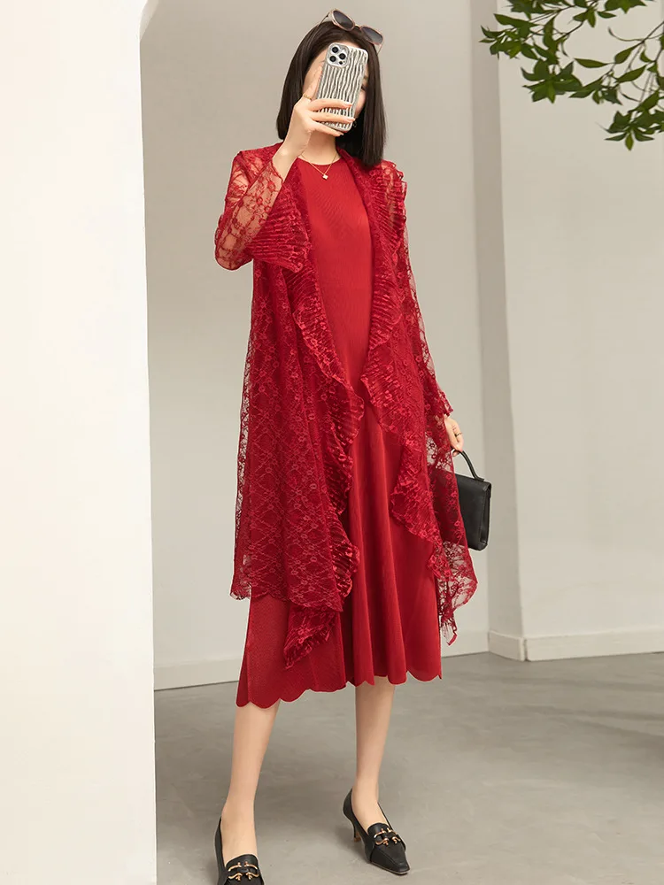 

MIYAKE Pleated niche design with a loose fit oversized lace outer drape and inner dress as a base French two-piece set[20230474]