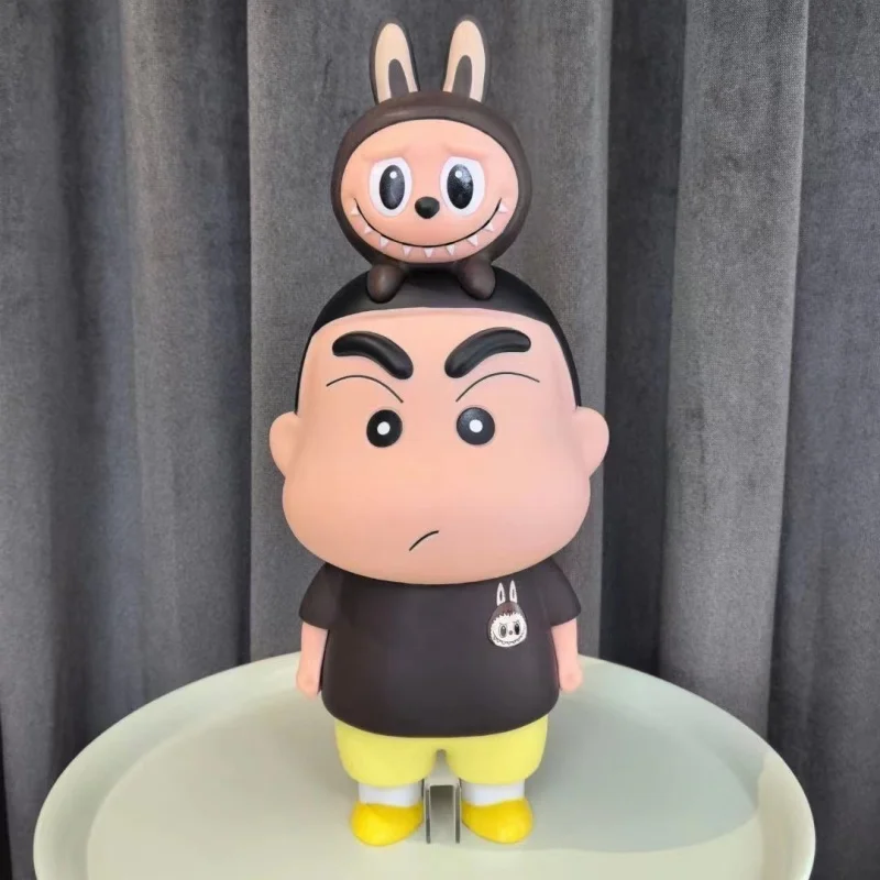 Новинка 2024, аниме фигурка Crayon Shin-Chan Labubu, 42 см, Shinnosuke noхара Kobai, милая Коллекционная модель, орнамент, подарок
Новинка 2024, аниме фигурка Crayon Shin-Chan Labubu, 42 см, Shinnosuke noхара Kobai, милая Коллекционная модель, орнамент, подарок