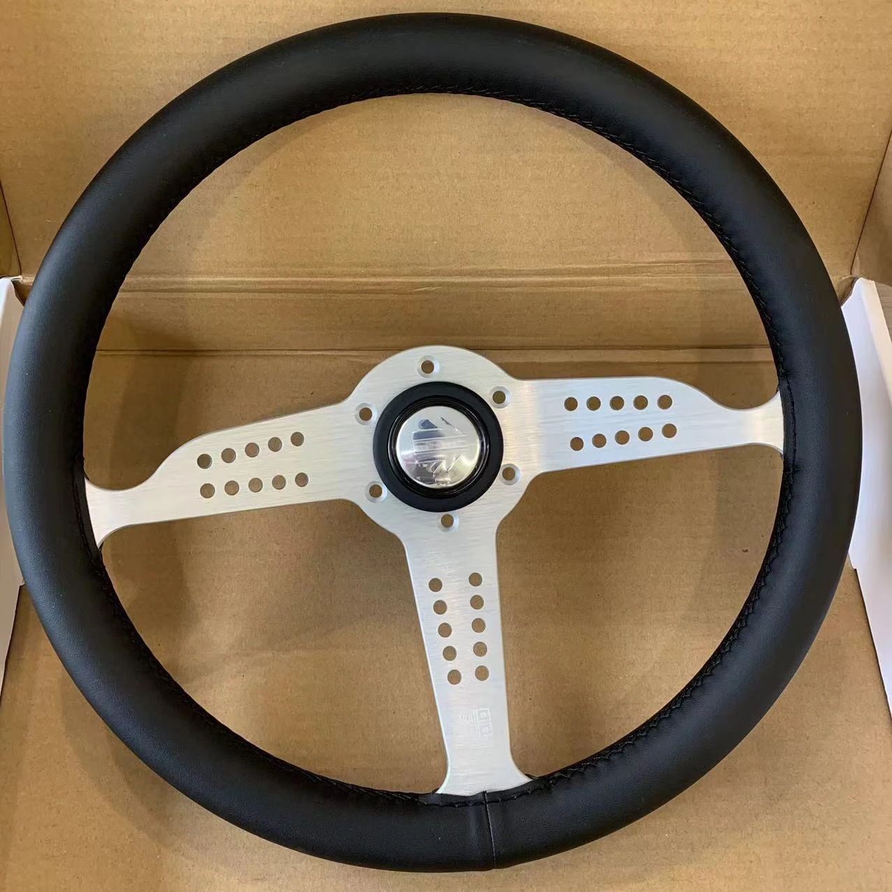 Universal 350MM Racing MOMO STEERING WHEEL Drift Rally JDM black PU Leather Steering Wheel Personalized customization for MOMO
Universal 350MM Racing MOMO STEERING WHEEL Drift Rally JDM black PU Leather Steering Wheel Personalized customization for MOMO