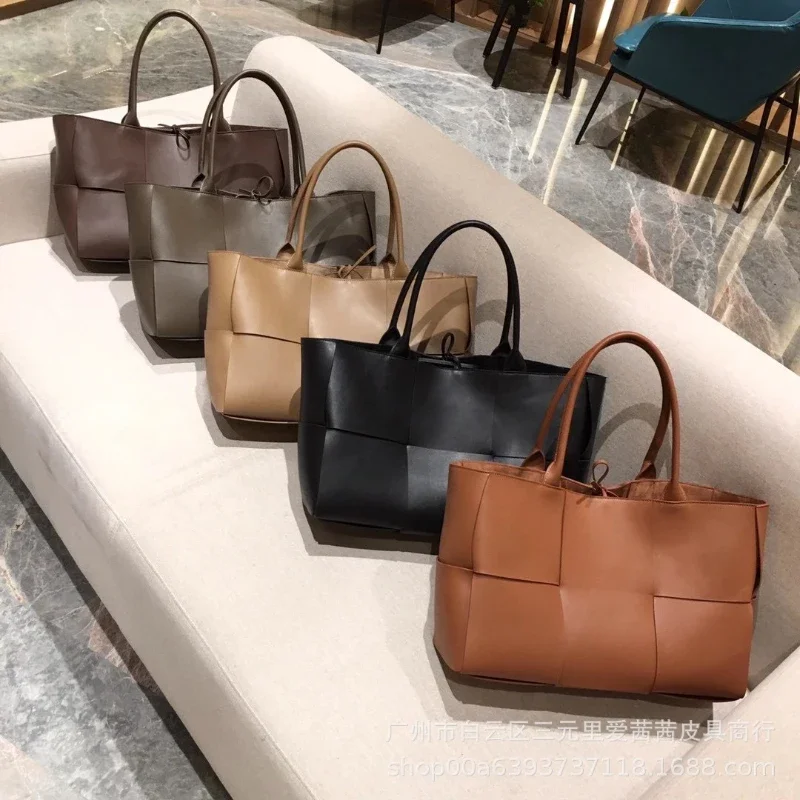 2024 Popular High Quality Spanish Soft Calfskin Woven Tote Bag Elegant Shopping Commute Large Capacity Crossbody Bag for Women
2024 Popular High Quality Spanish Soft Calfskin Woven Tote Bag Elegant Shopping Commute Large Capacity Crossbody Bag for Women
