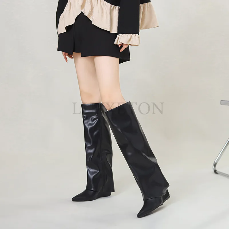 Новые осенне-зимние нишевые сапоги в Европейском стиле, черные, но лакированные сапоги с острым носком, женские рыцарские сапоги на высоком каблуке
Новые осенне-зимние нишевые сапоги в Европейском стиле, черные, но лакированные сапоги с острым носком, женские рыцарские сапоги на высоком каблуке